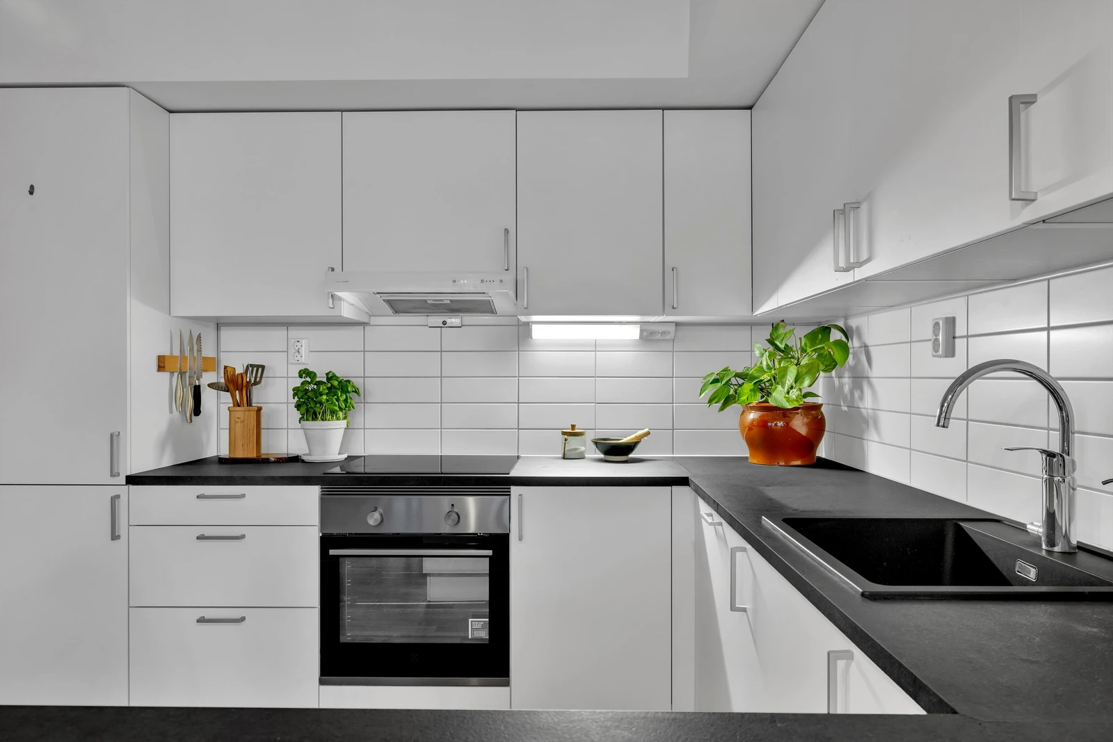 Flott og moderne kjøkken med en kjøkken øy og benkeplate i laminat Galleribilde