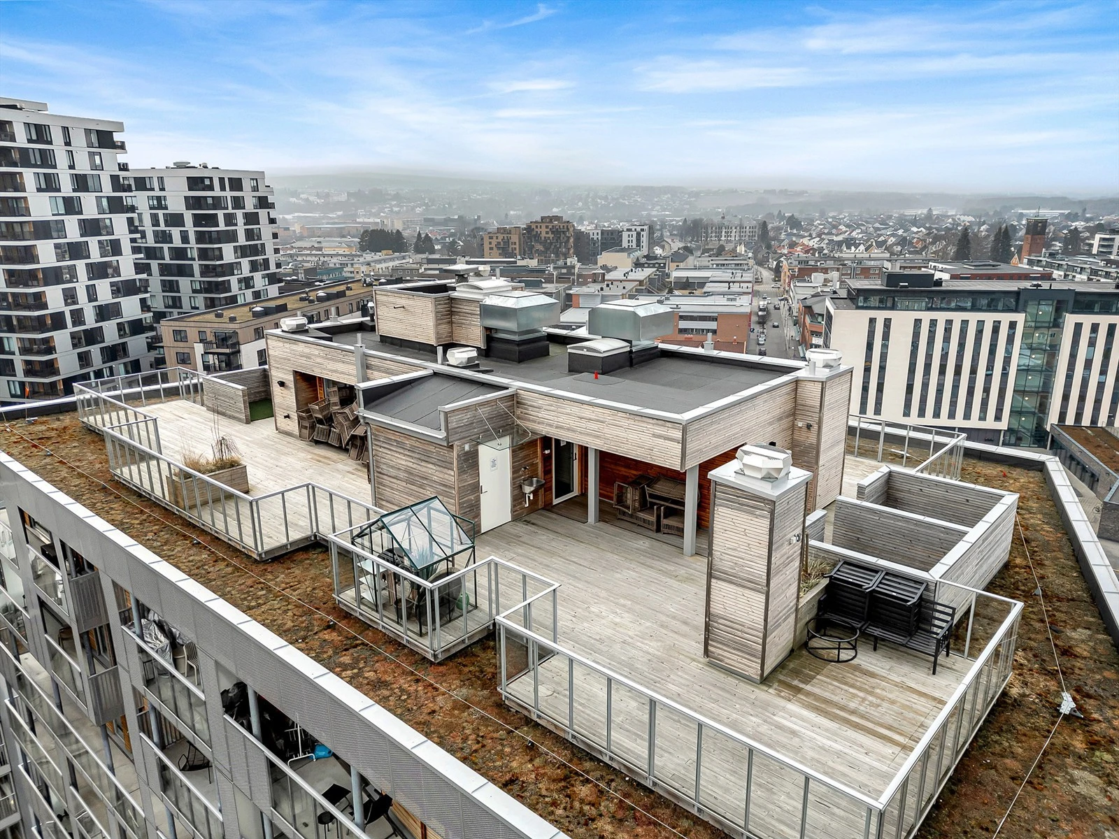 Borettslaget disponerer en stor felles takterrasse Galleribilde