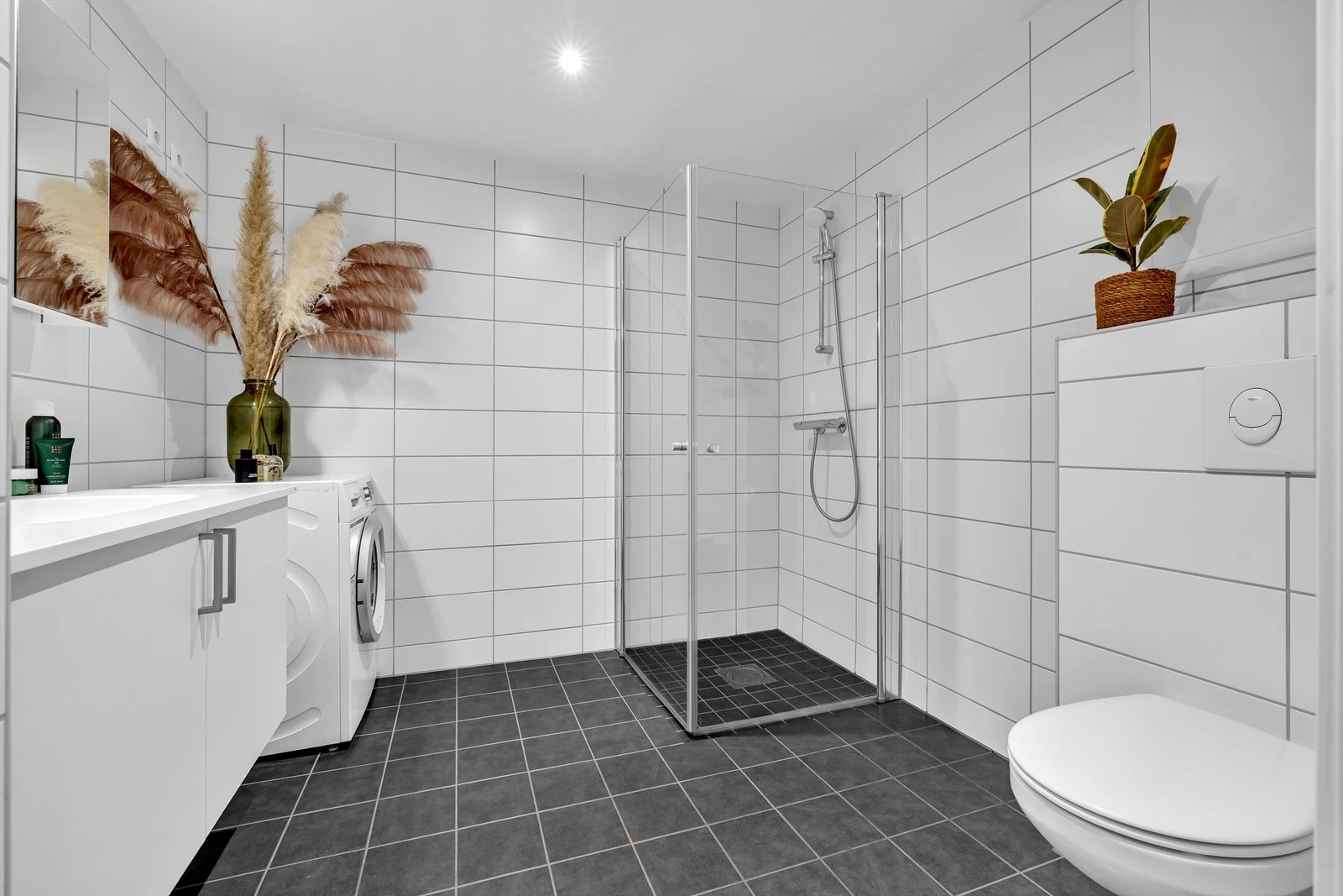 Dusjhjørne med innfellbare dusjdører i glass Galleribilde