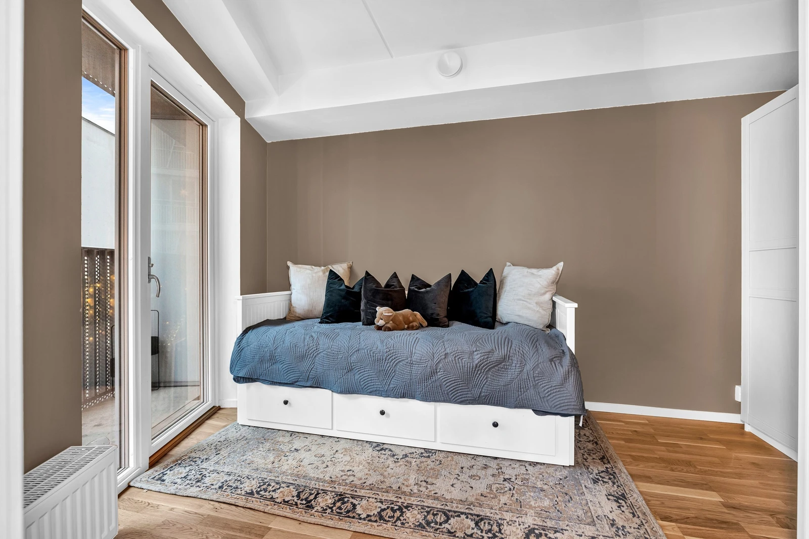 Soverom 2 er også av god størrelse med utgang til balkong Galleribilde