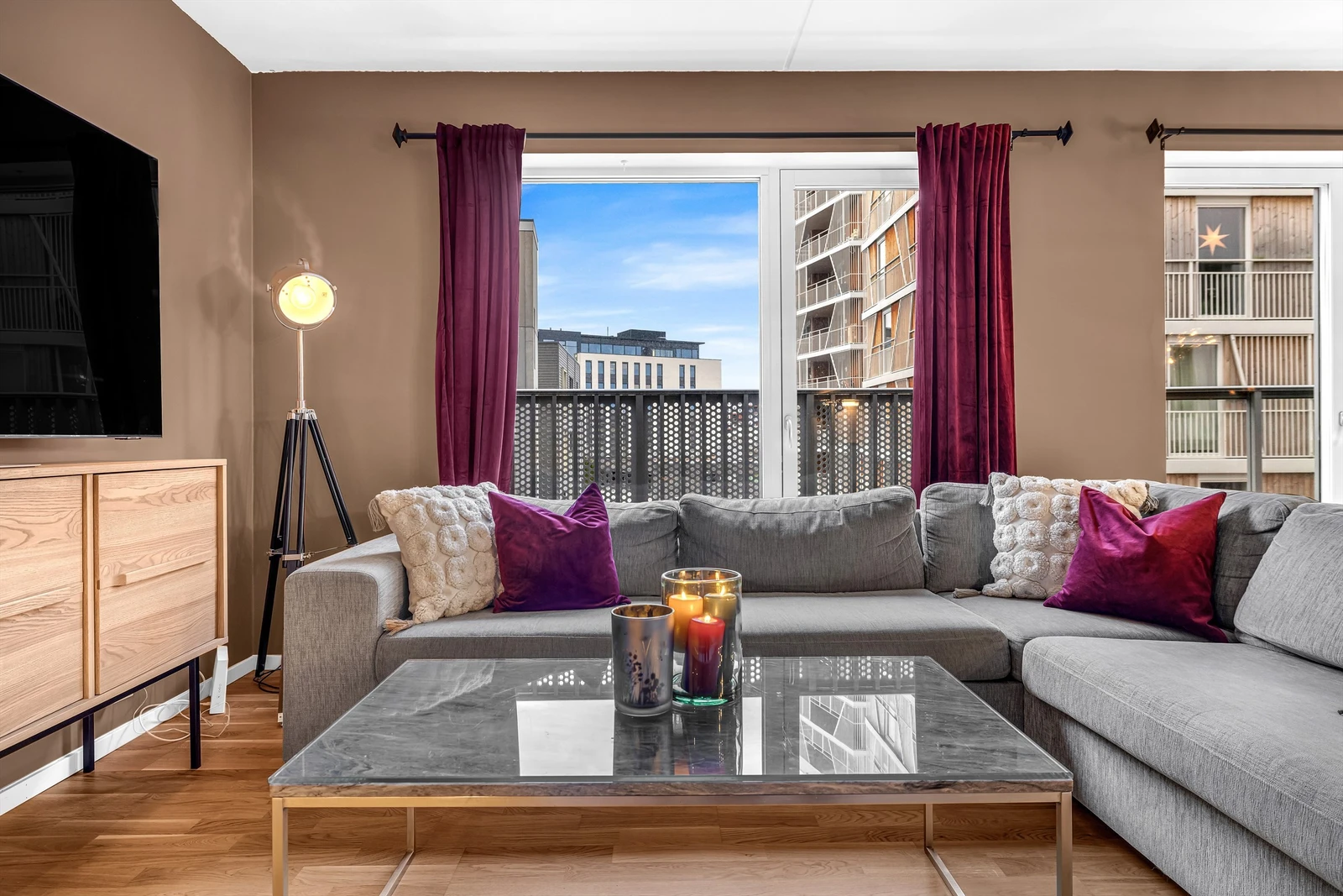 Nyt sene kvelder i en stor sofa Galleribilde