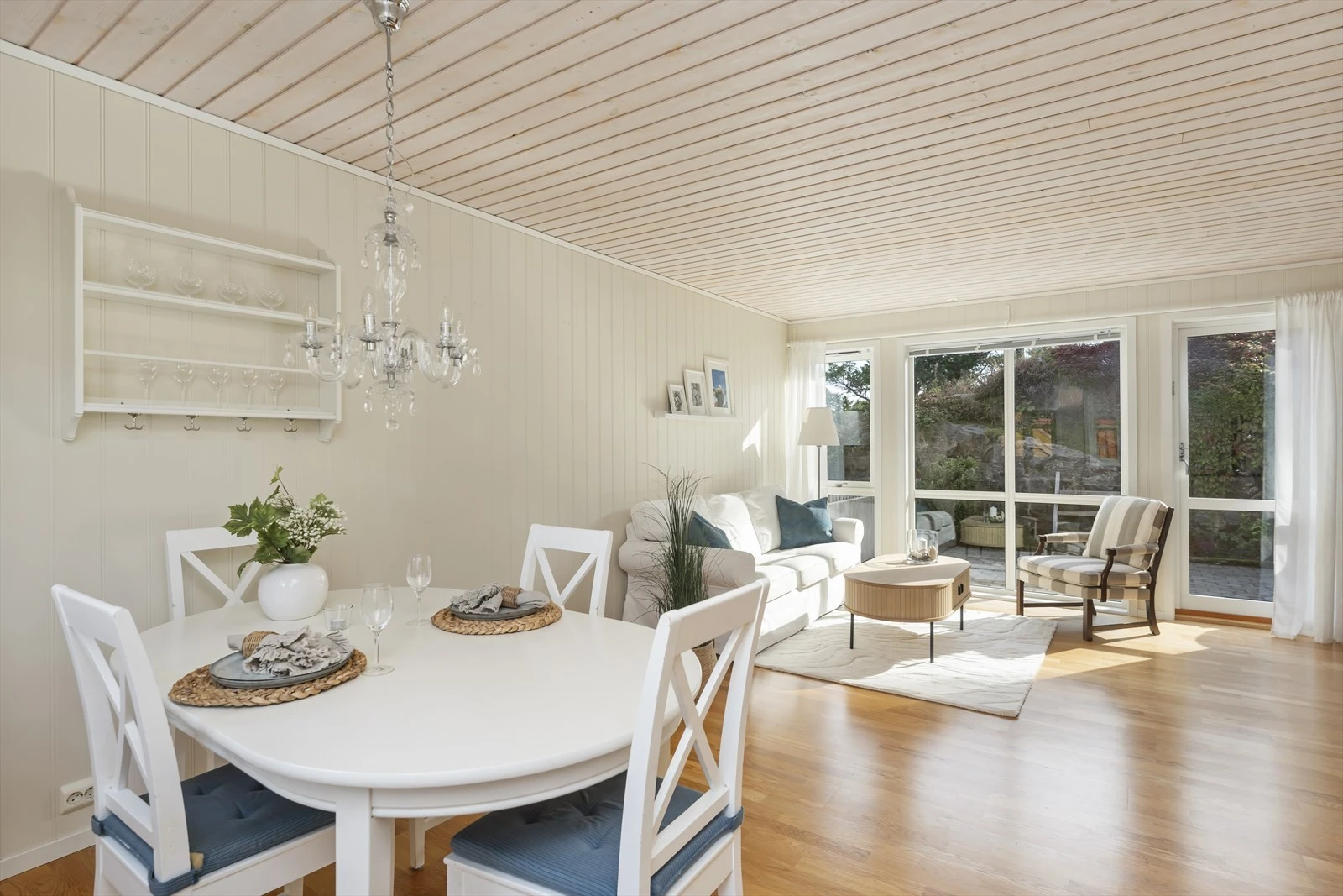 På kjøkkenet har man plass til spisebord hvor man kan nyte måltider sammen med familien. Galleribilde