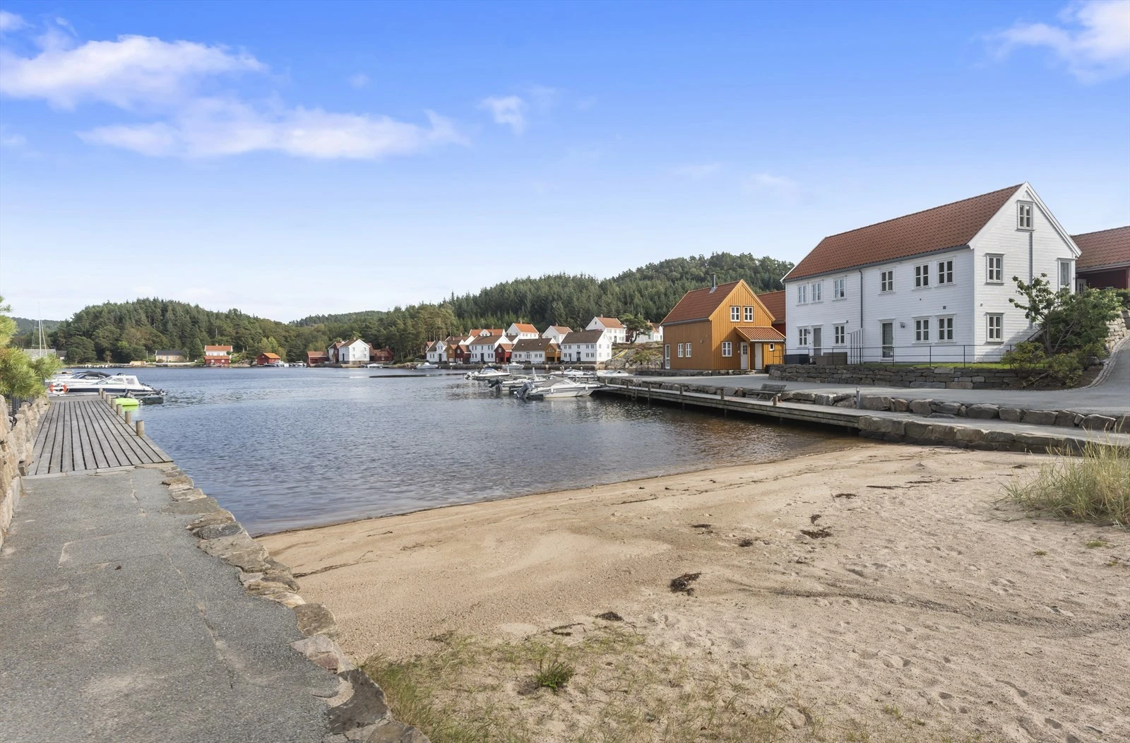 Sandstrand, samt bryggeanlegg for krabbefiske som er en innertier hos de minste. Galleribilde