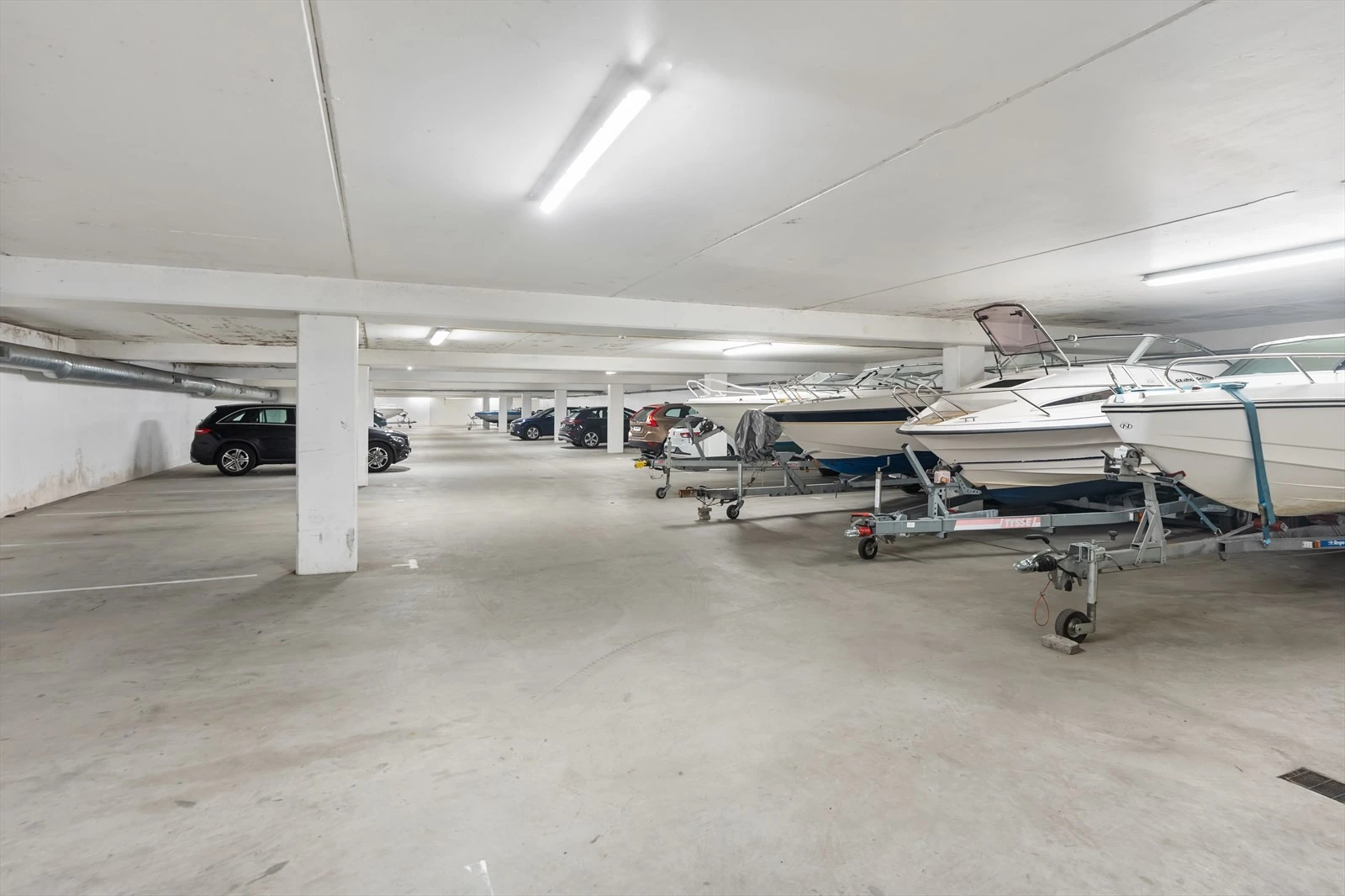 Det medfølger 1 parkeringsplass i lukket garasjeanlegg. Her kan båten lagres på vinteren. Galleribilde