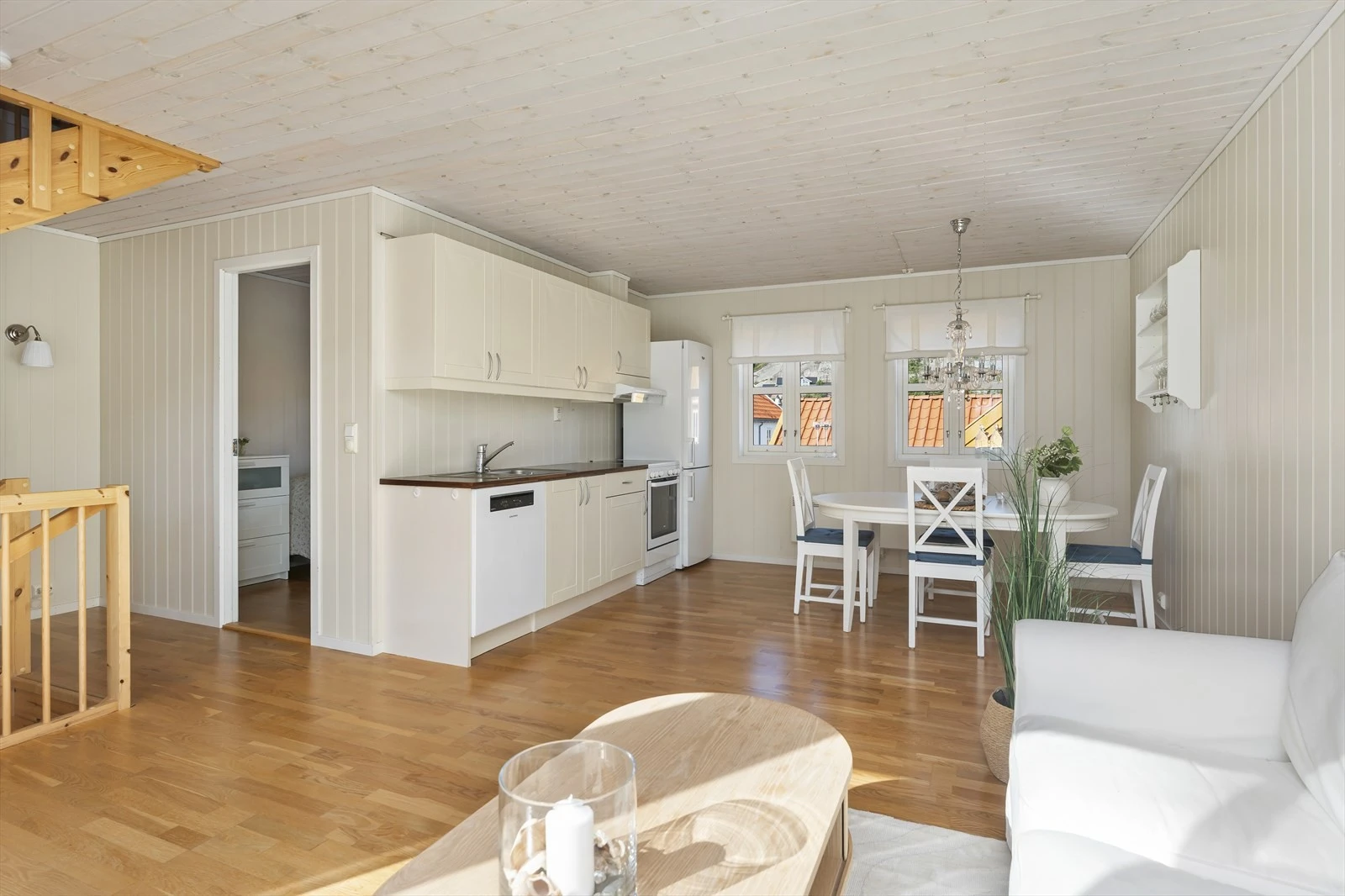 Stuen og kjøkkenet har en åpen løsning som gjør rommet svært sosialt. I tillegg finner vi 1 soverom i denne etasjen. Galleribilde