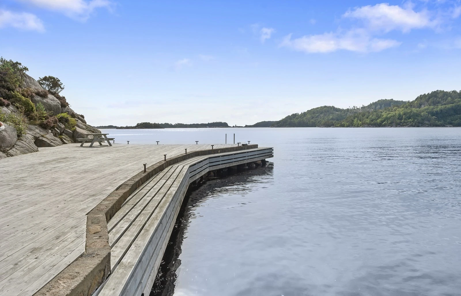 Felles bukt som er opparbeidet med sandstrand, brygge, flytebrygge og stupebrett. Galleribilde