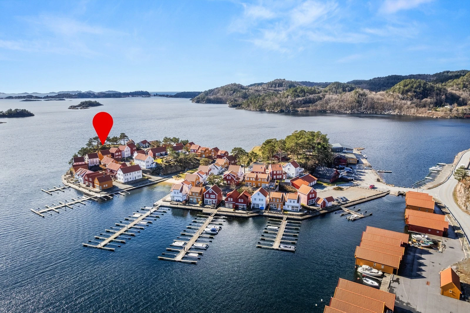 Furuholmen er et etablert område med fritidsboliger og flotte fellesarealer hvor Sørlandsidyllen kan nytes. Galleribilde