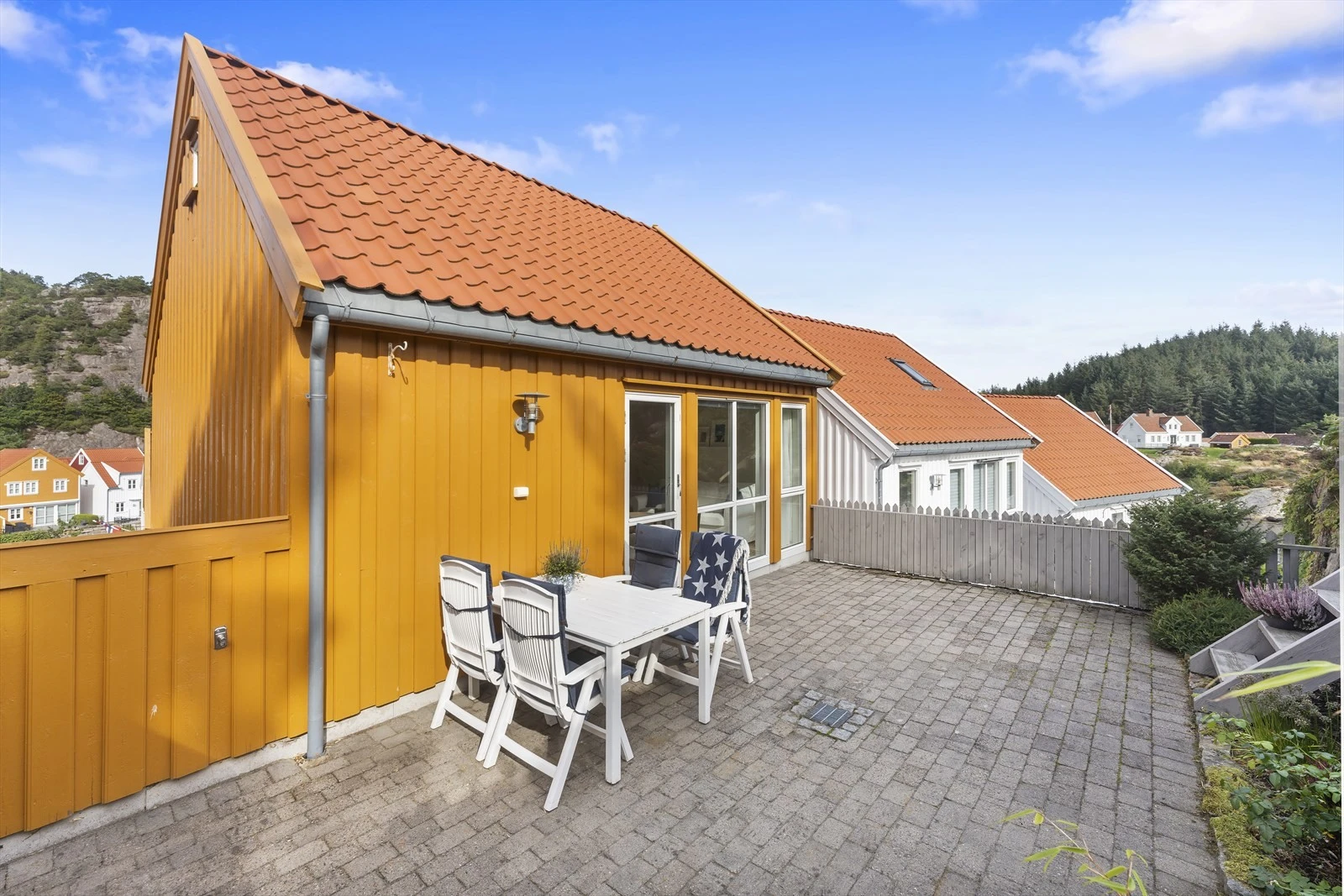 Fra stuen har man utgang til en romslig steinbelagt uteplass. Galleribilde