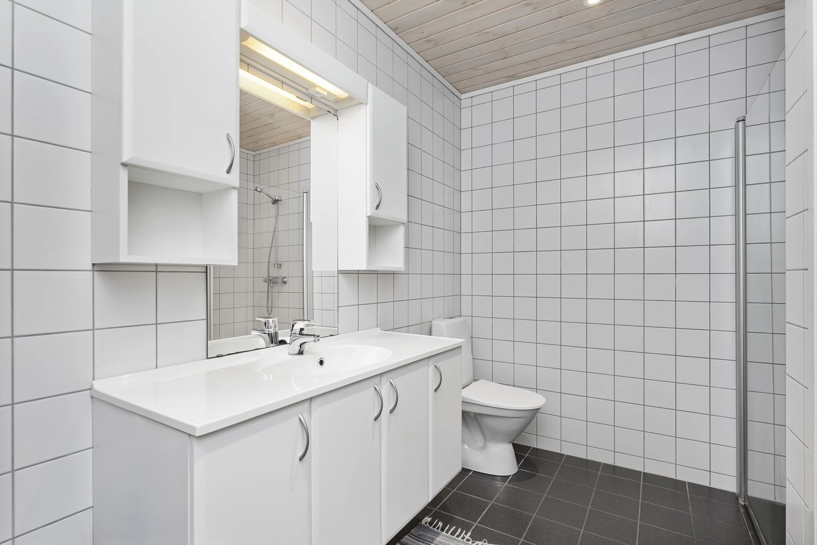 På badet har man varmekabler i gulv. Galleribilde