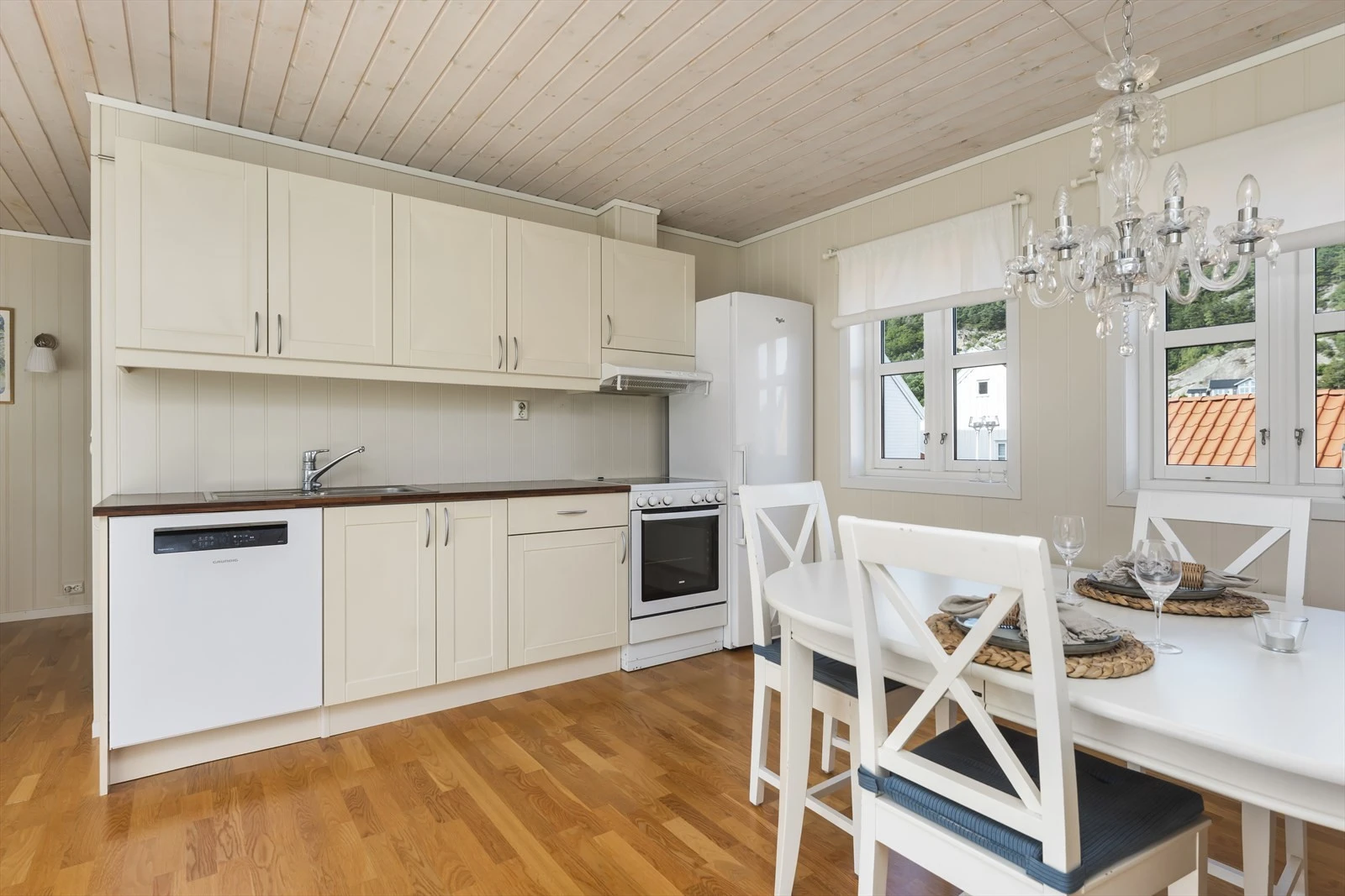 Kjøkken med profilert fronter og med hvitevarer. Galleribilde