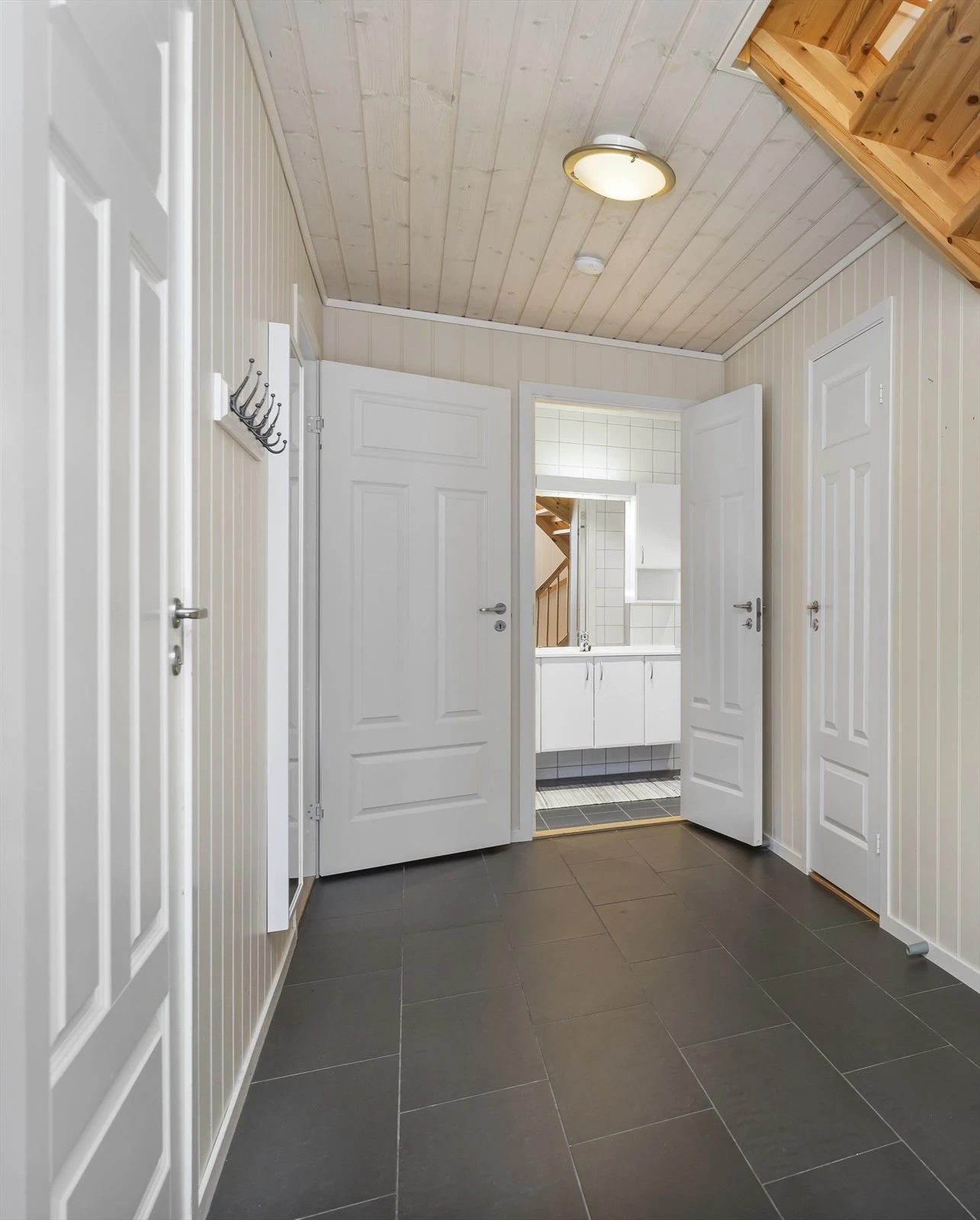 Entré er utstyrt med flislagt gulv og panelplater på vegg. Varmekabler i gulv. Her finner vi også en bod med opplegg for vaskemaskin. Galleribilde