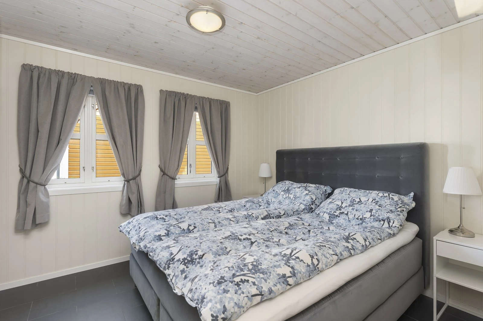 I første etasje finner vi hovedsoverommet. Her har man varmekabler i gulv. God plass til dobbeltseng og tilhørende småmøbler. Galleribilde