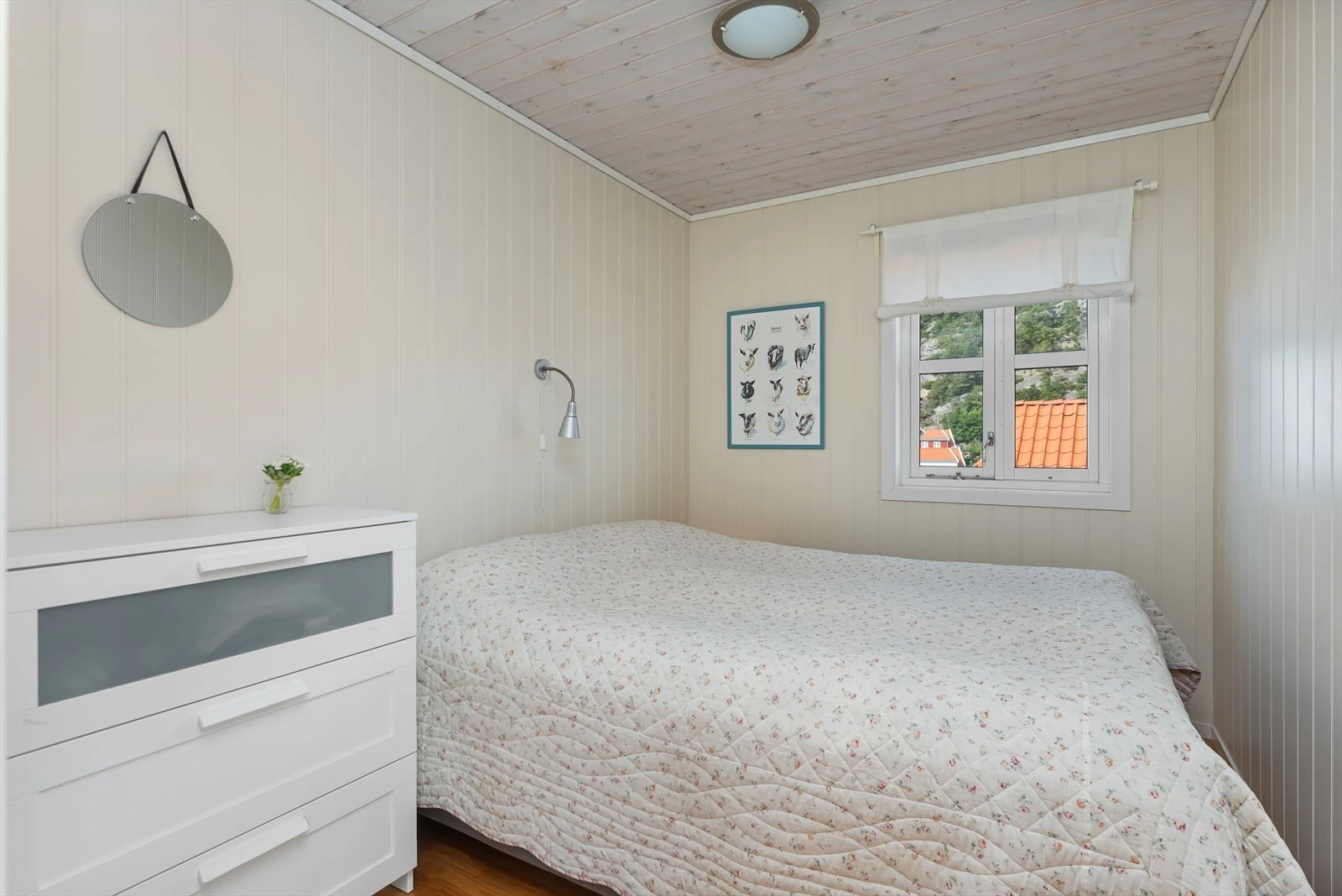 Soverom i 2. etasje. Her har man også plass til dobbeltseng og småmøbler. Galleribilde