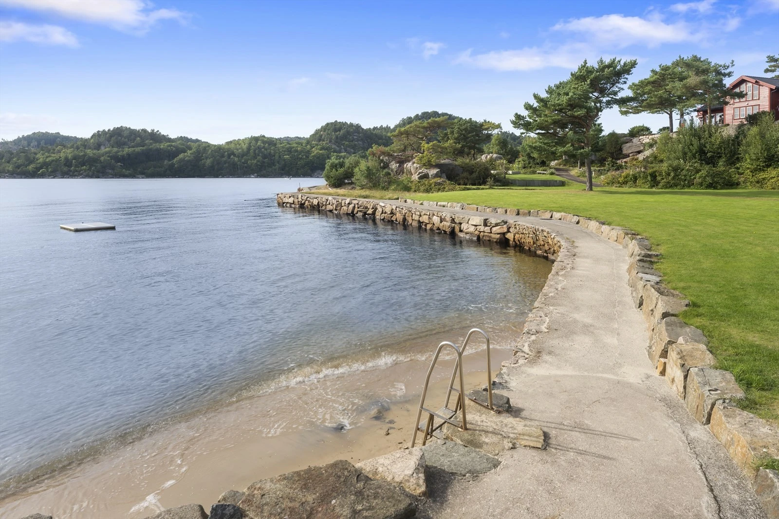 Med bademuligheter og sandstrand. Galleribilde