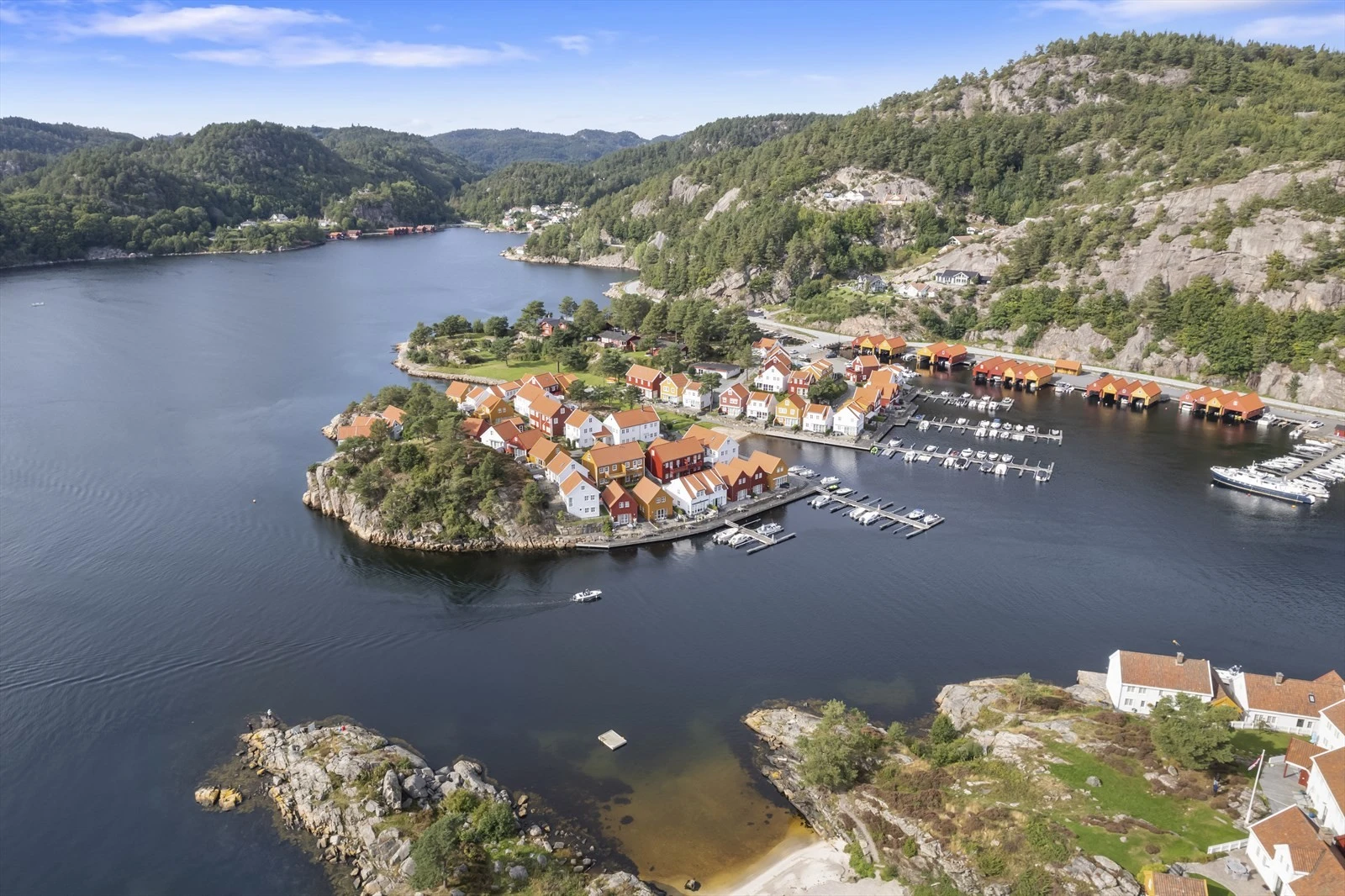 Furuholmen er en ekte sørlandsperle på sommeren. Galleribilde