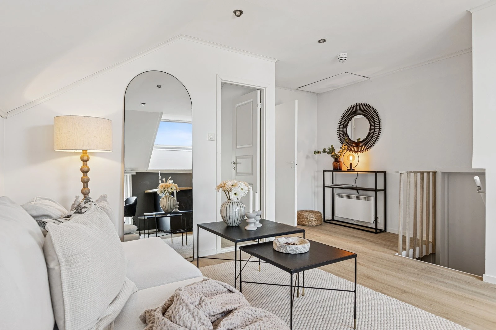 Velkommen inn! Leiligheten fremstår som fresh og moderne, med rom som er godt proporsjonerte i forhold til hverandre. Lagringsloft med tilgang via takluke ved entréen/foran badet. Galleribilde