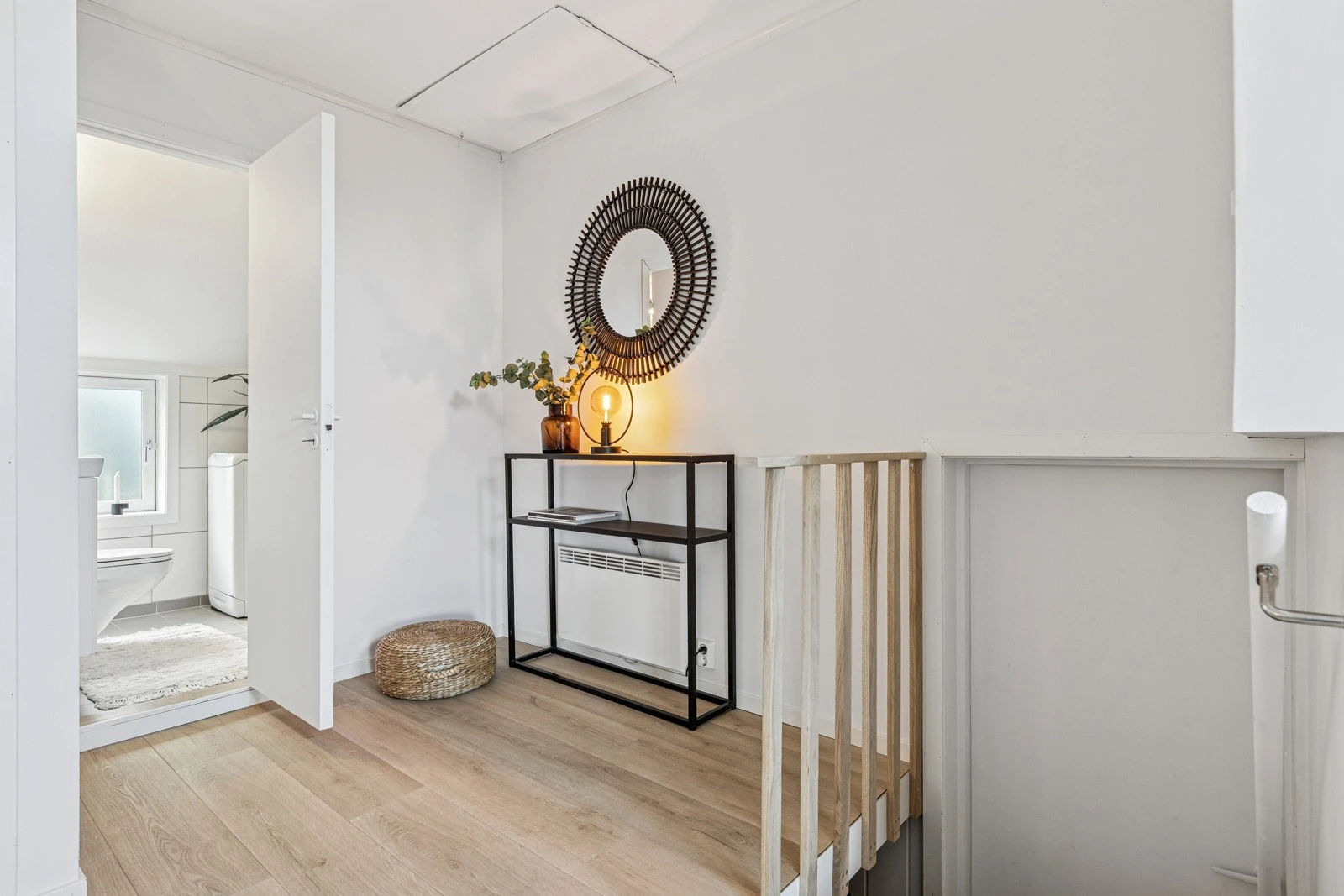 De månedlige fellesutgiftene er på kr. 2.010,- og inkluderer bl.a. varmtvann, TV/Internett, brannalarmanlegg m/utrykning, felles bygningsforsikring mm. Galleribilde