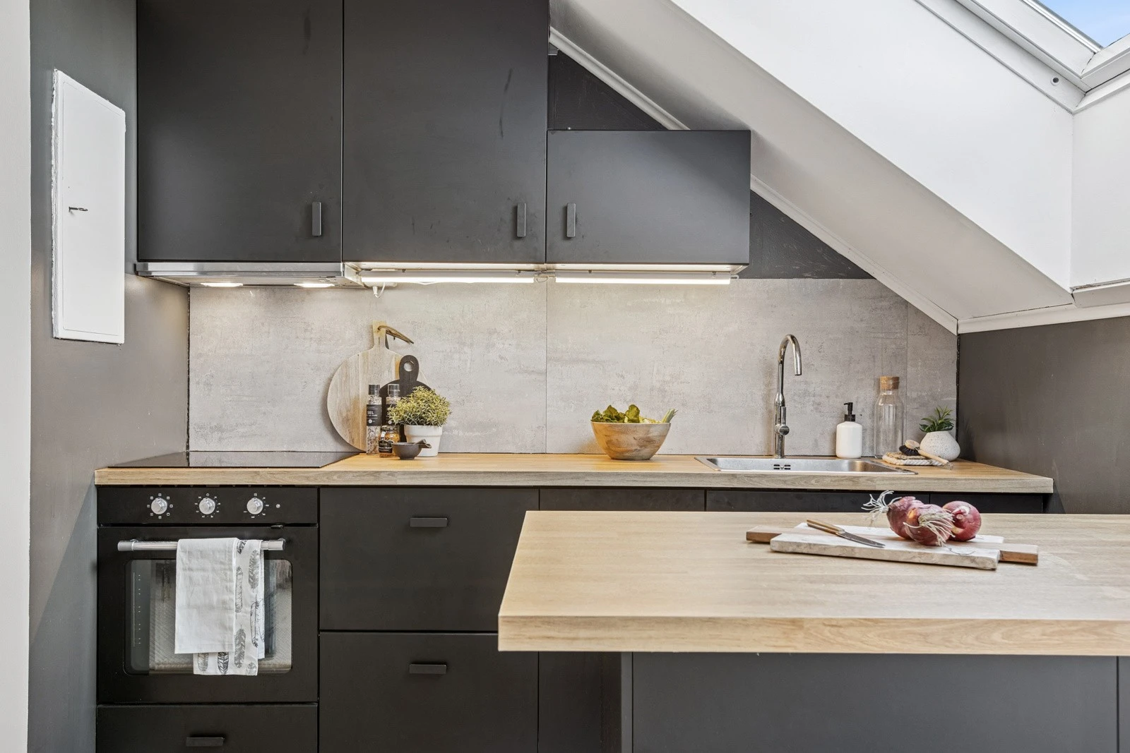 Kjøkkenøya gir ekstra benkeplass med fungerer også ypperlig som samlingssted med sitteplasser i forkant. Galleribilde