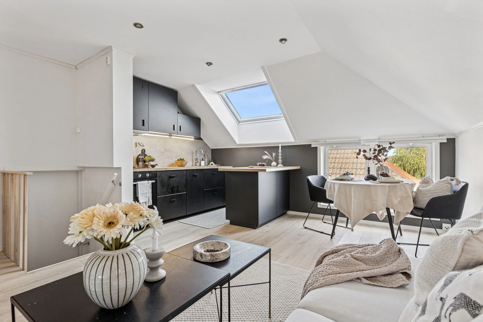 Gulvene er belagt med rengjøringsvennlig og slitesterkt høytrykkslaminat. Galleribilde