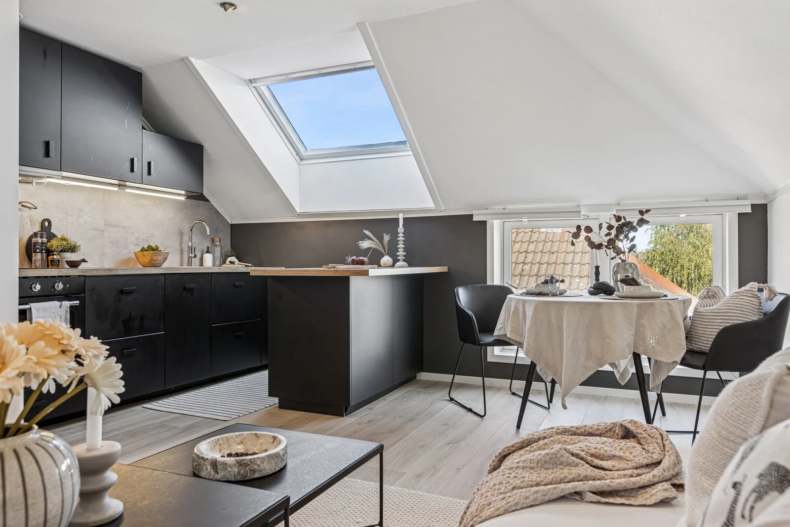 Det er gjort utstrakt bruk av downlights i hovedoppholdsrommet. Galleribilde