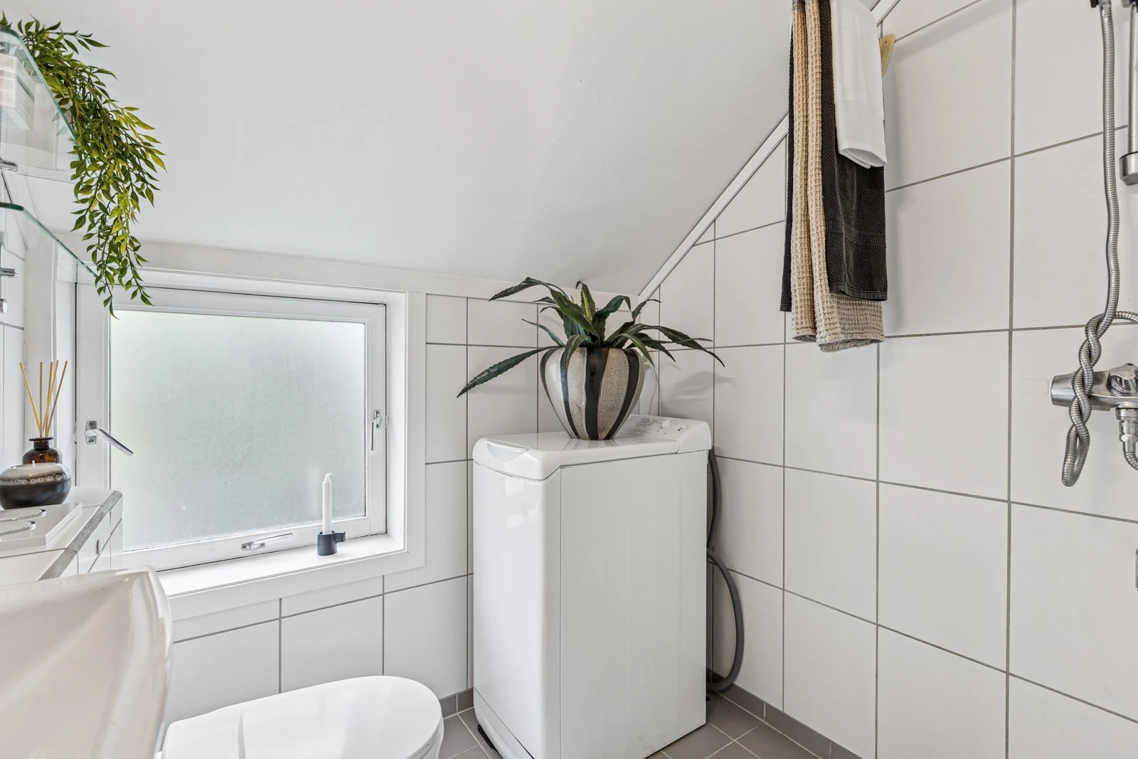 Rommet er forøvrig utstyrt med servantskap, dusjsone, vegghengt klosett. Toppmatet vaskemaskin medfølger i handelen. Galleribilde