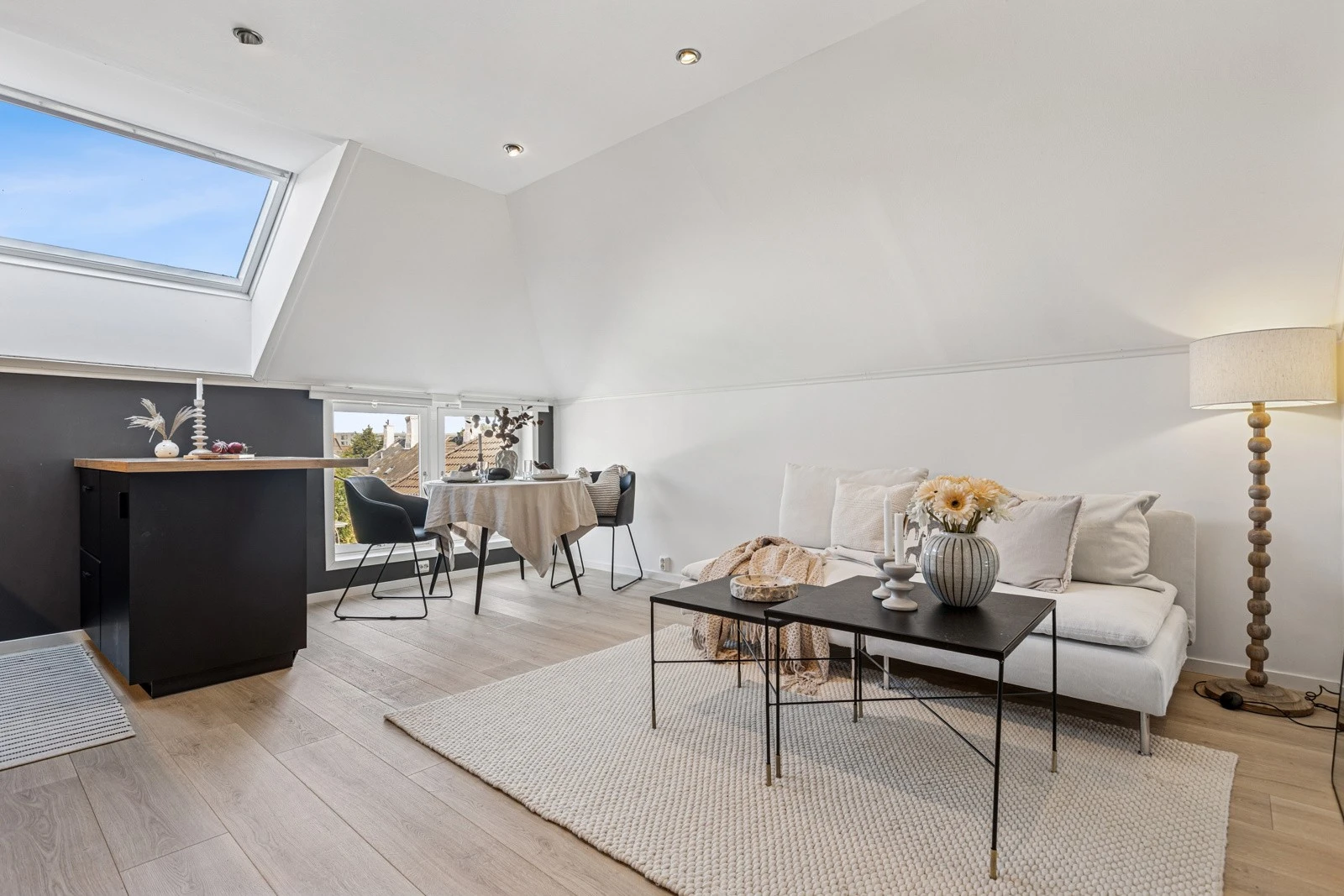 Proaktiv Eiendomsmegling v/Kenneth Vårvik har gleden av å presentere denne lekre leiligheten med glimrende beliggenhet på populære Møllenberg. Galleribilde