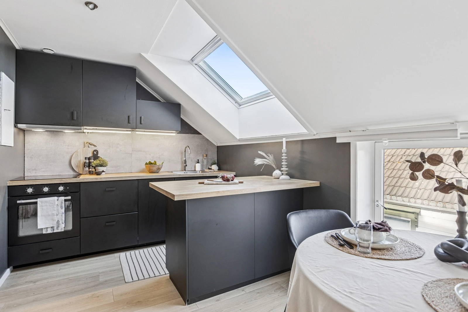 Leiligheten fremstår som godt oppusset med bl.a. nytt strøkent kjøkken m/kjøkkenøy fra 2023. Galleribilde