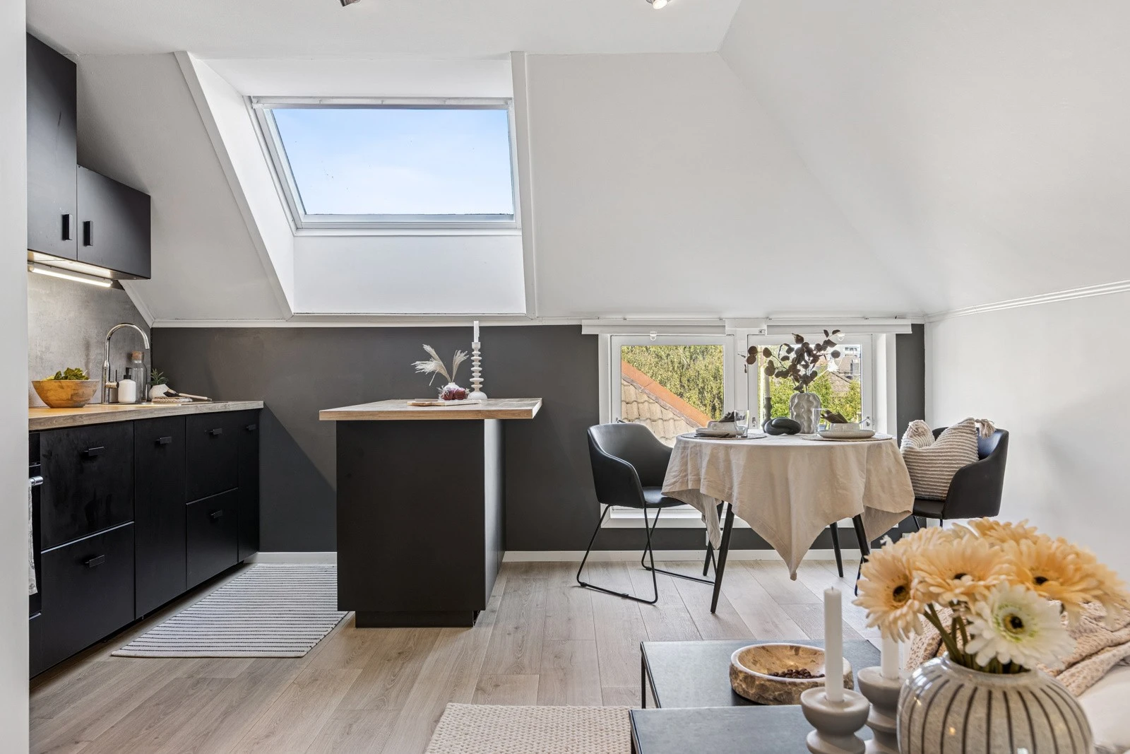 Stort takvindu og stilfult liggende vindu foran spiseavdelingen sørger for rikelig med lysinnslipp i leiligheten. Galleribilde