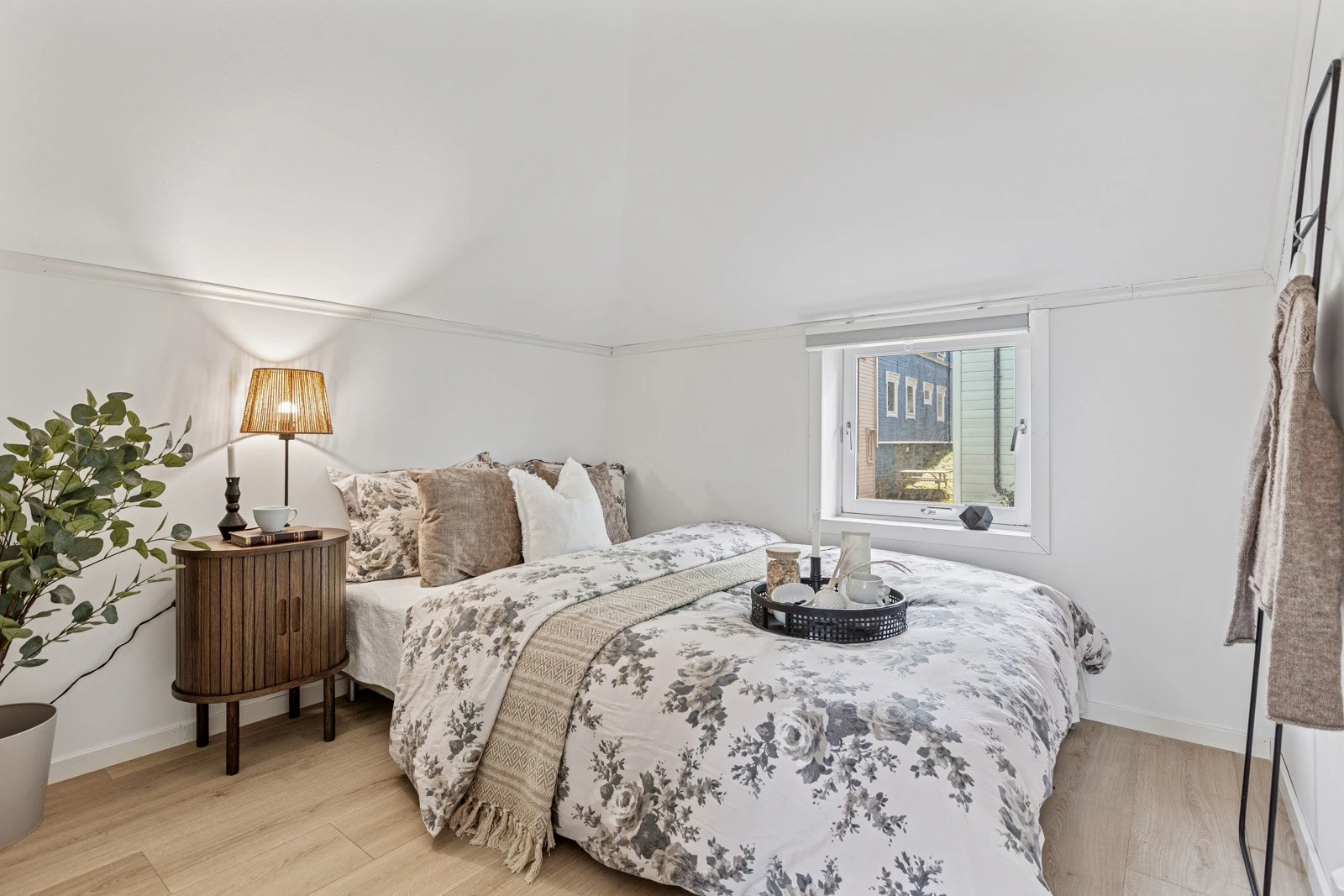 Flott soverom med seng (140 cm) som medfølger i handelen. Galleribilde