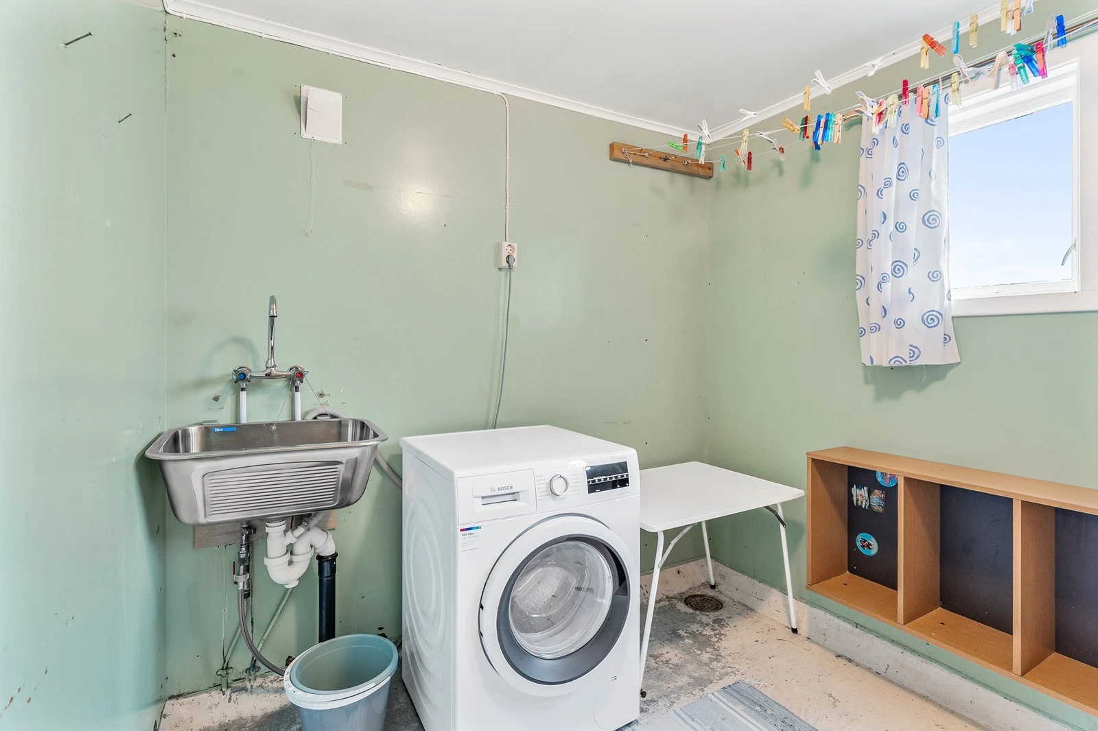 Videre finner man et praktisk vaskerom samt to boder med rikelig oppbevaringsplass Galleribilde