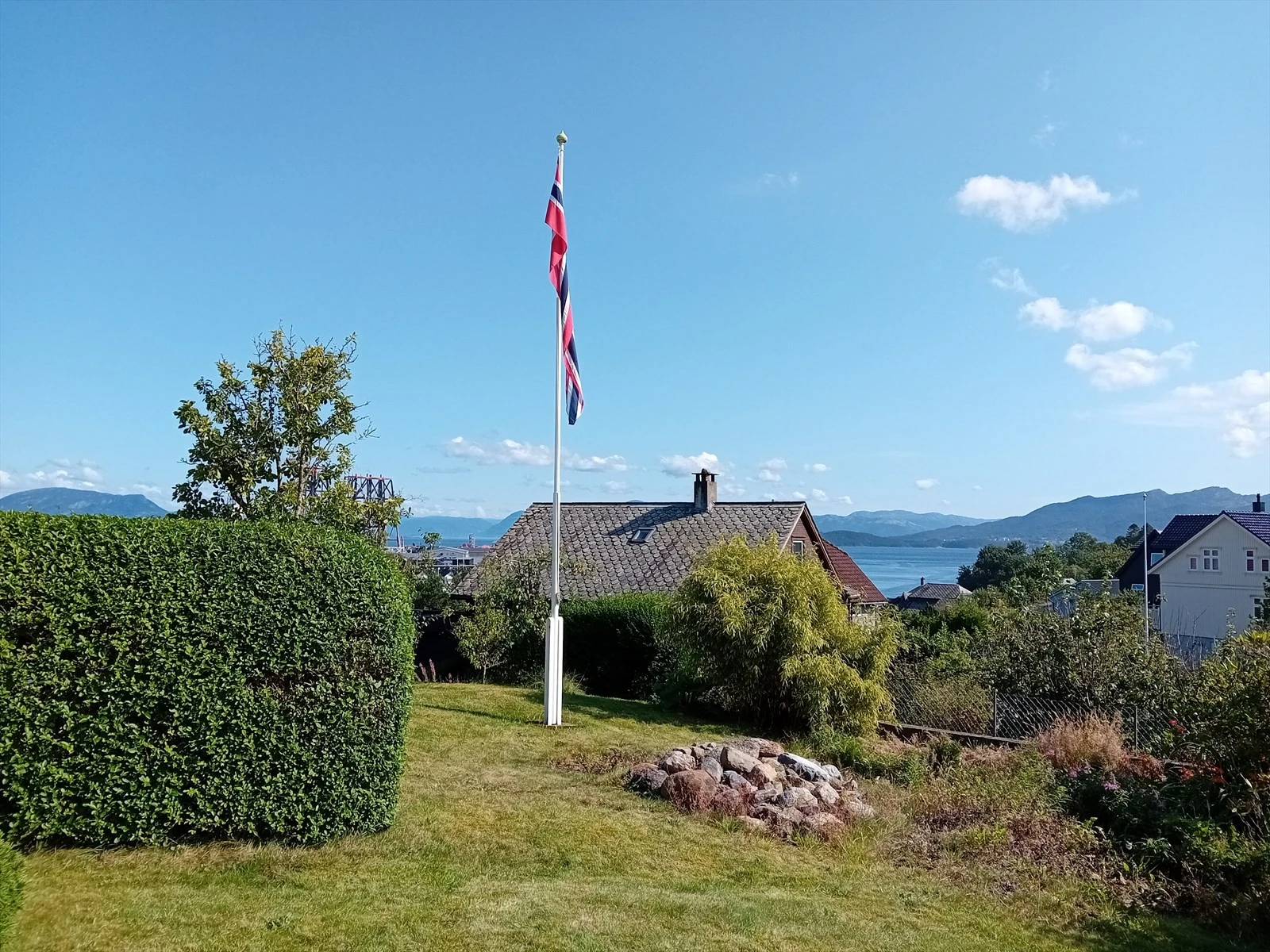 Tomten fremstår som både innbydende og skjermet Galleribilde