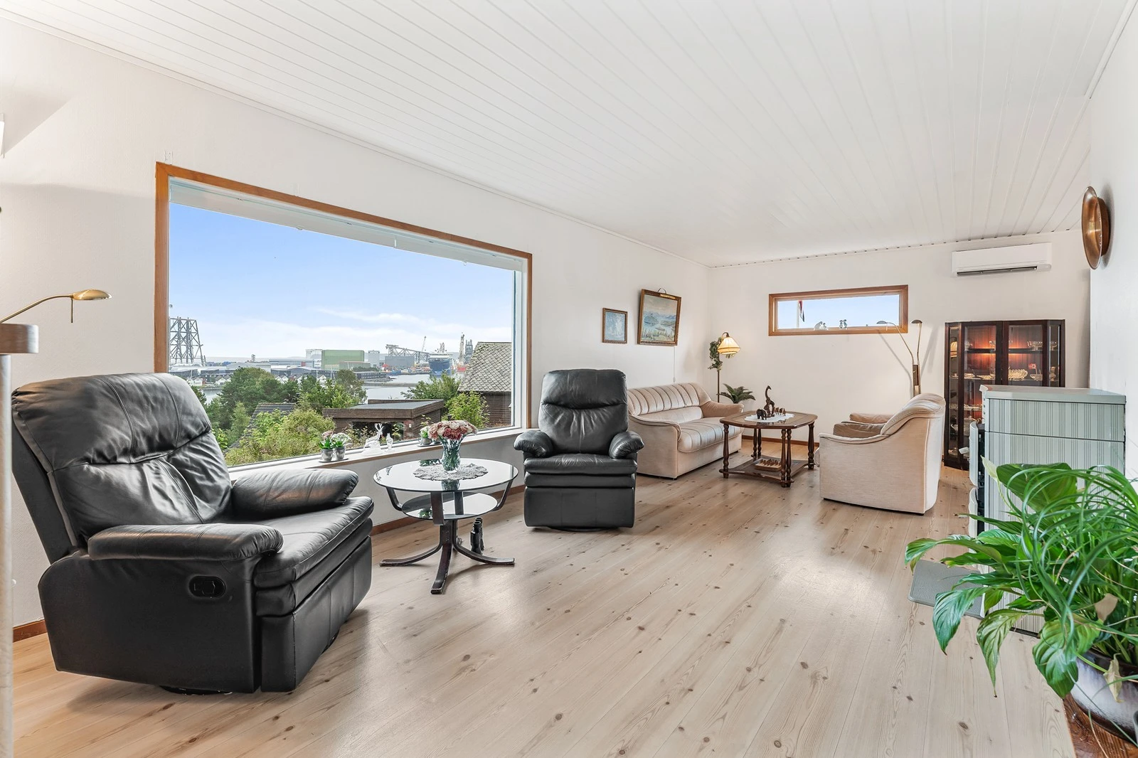 Stuen er lys og luftig med store vindusflater som gir flott utsikt over nærområde Galleribilde