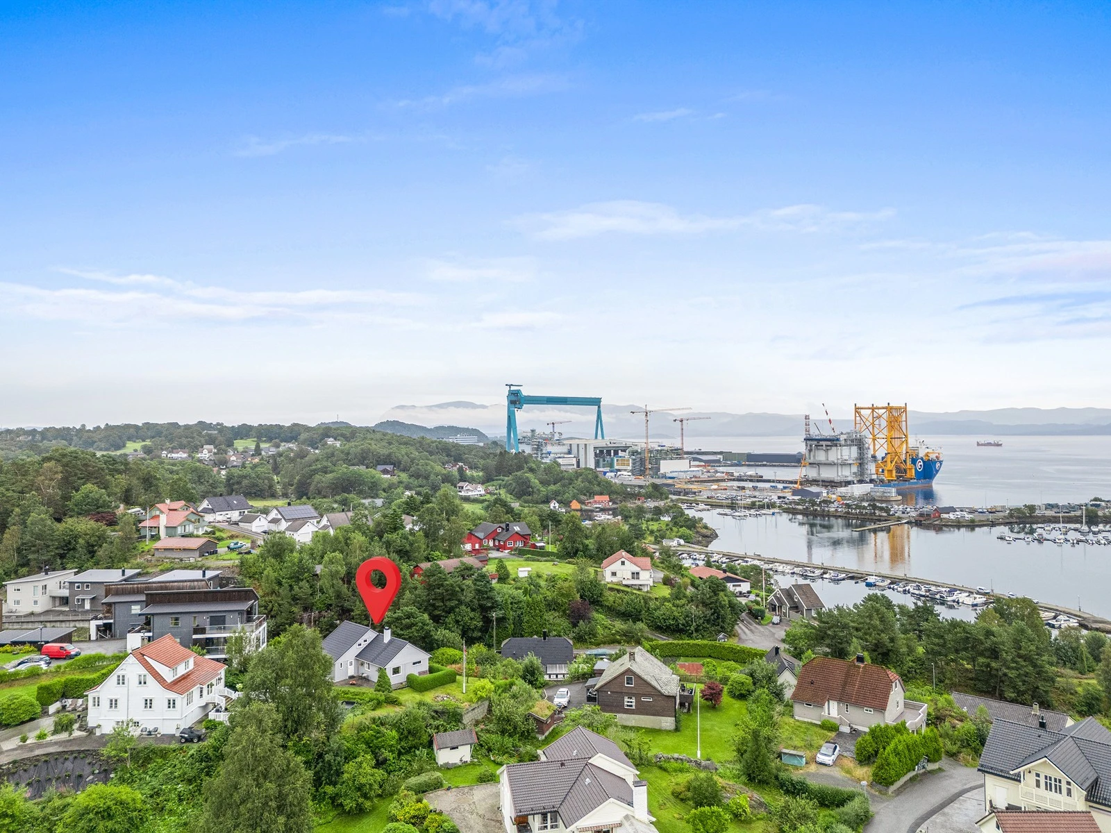 Fin beliggenhet med kort avstand til barnehager, skoler og og hhv. Heiane næringsområde og Leirvik sentrum. Galleribilde