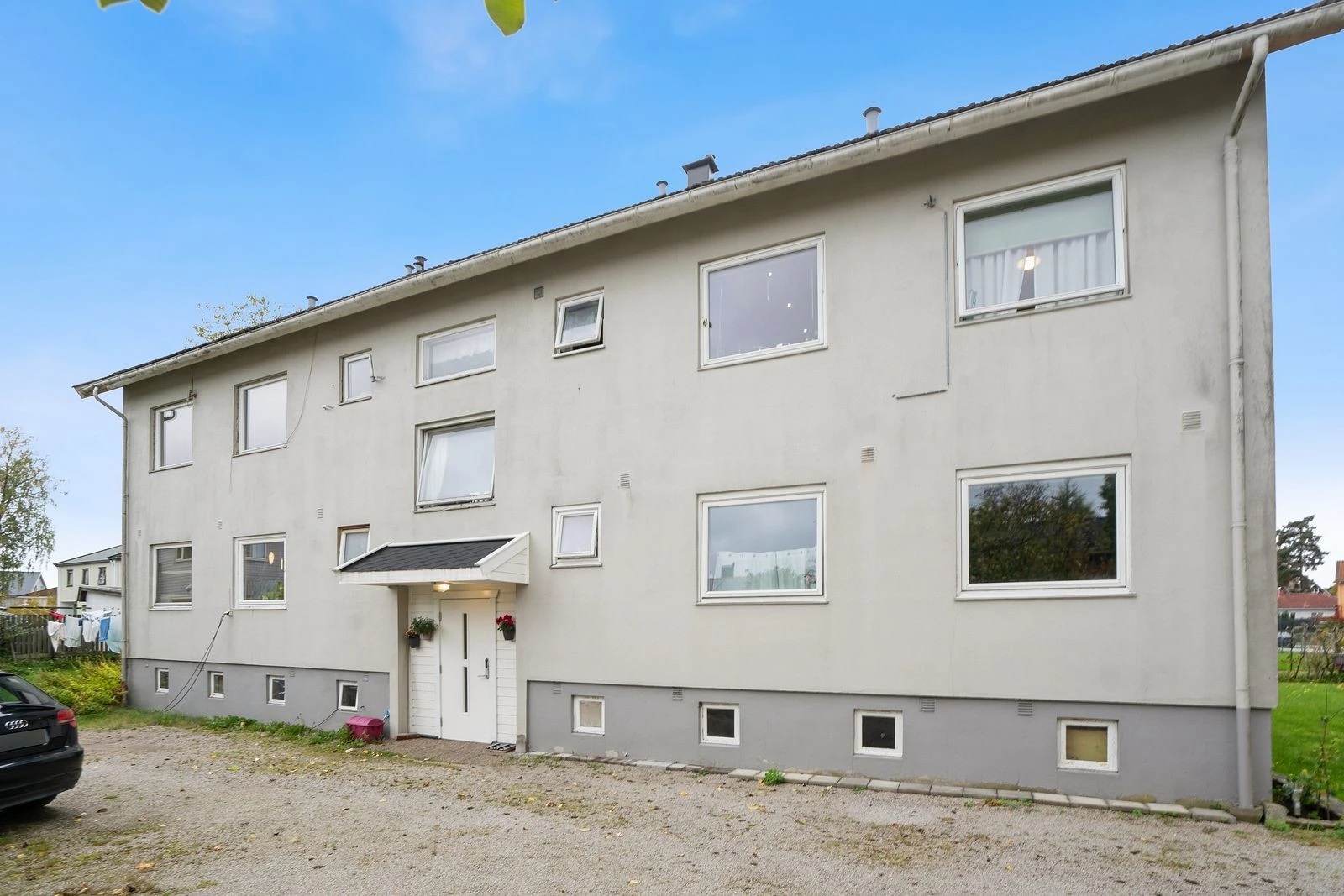 Boligen ligger i et veletablert og barnevennlig boligfelt.