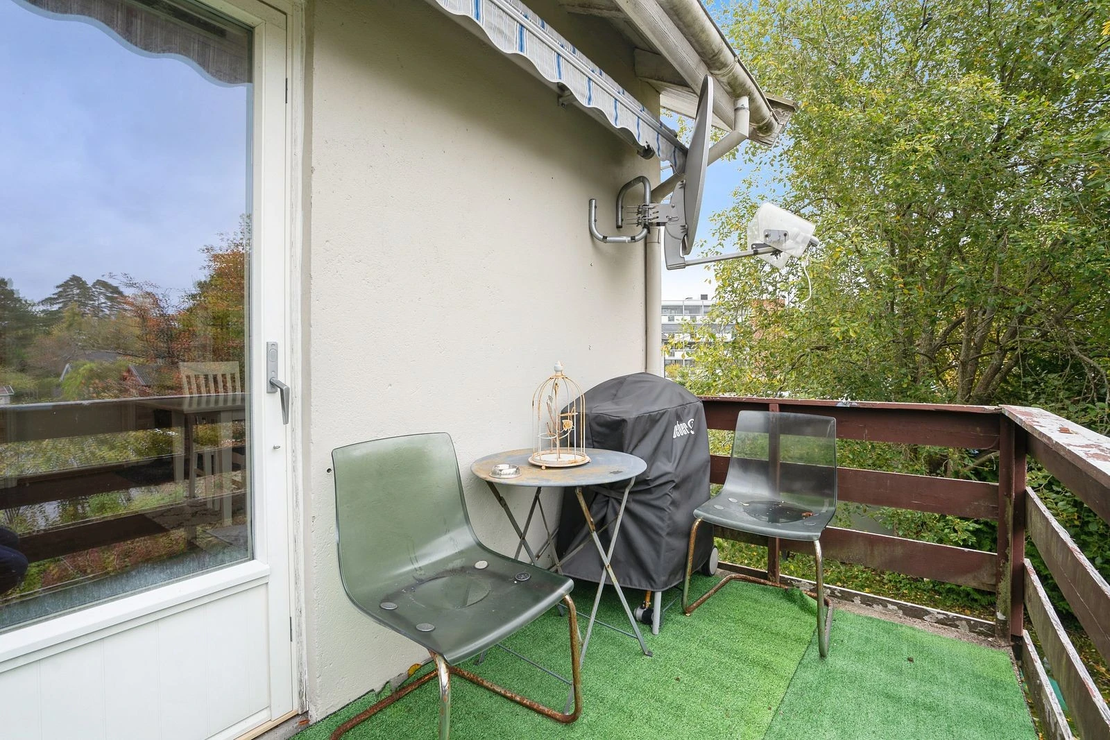 Muligheter for å skape en lun uteplass med planter og tekstiler.