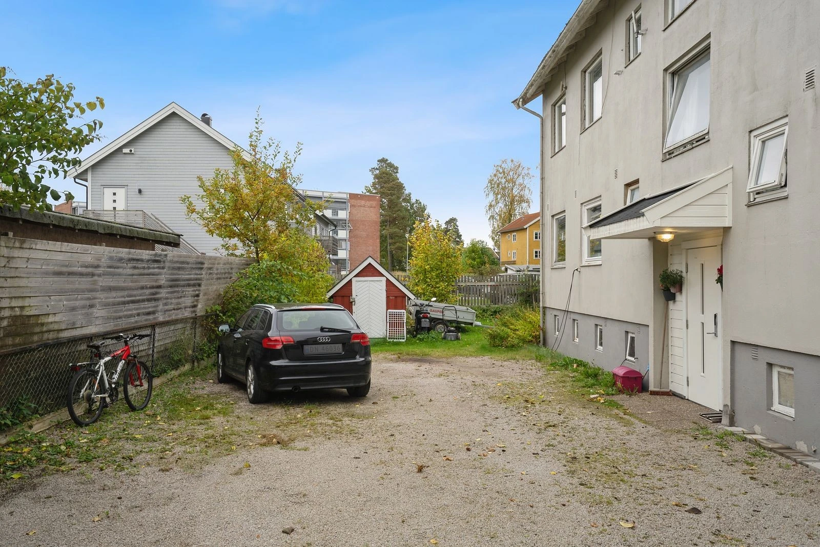 To parkeringsplasser på sameiets tomt, like utenfor oppgangen.