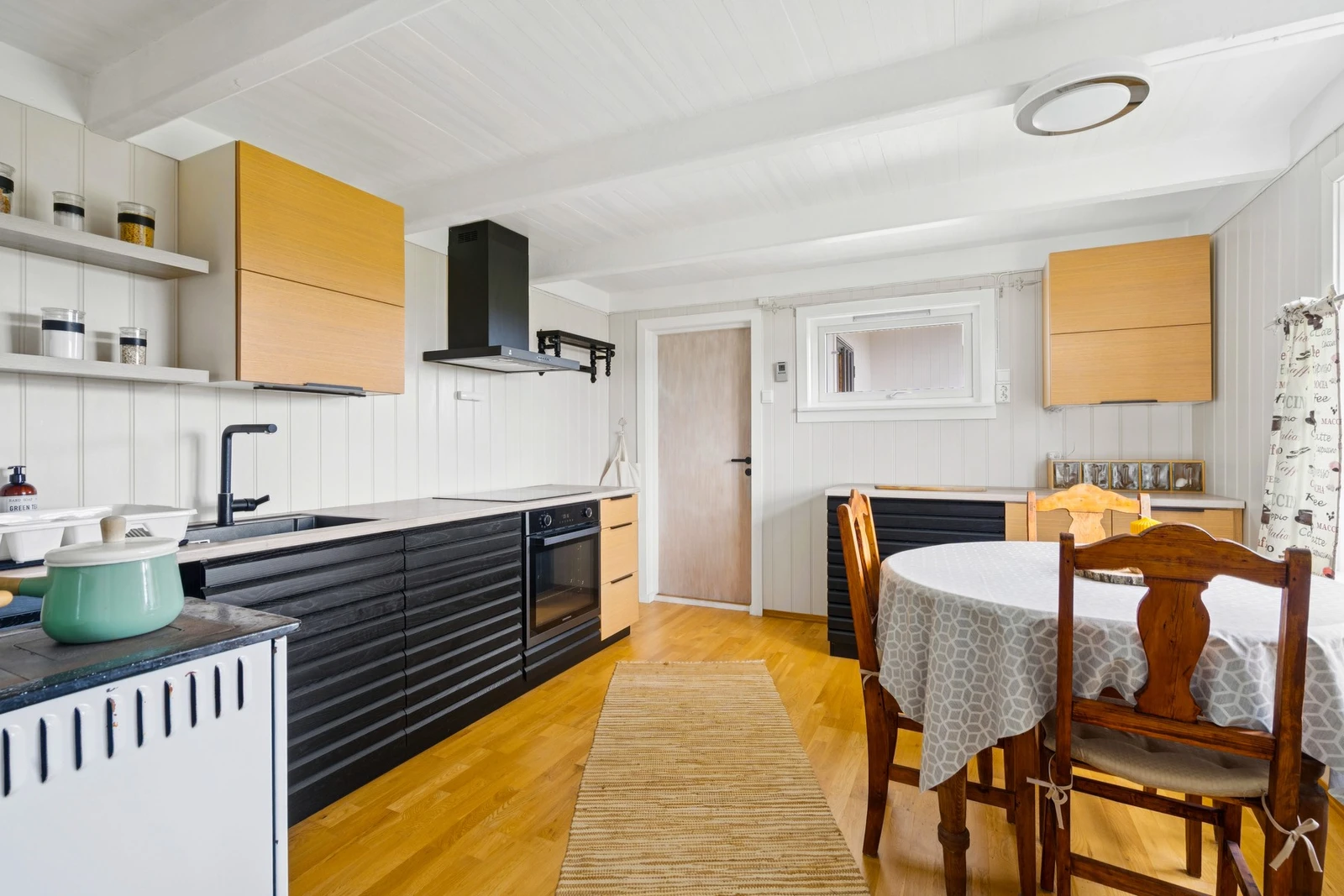 Stilrent kjøkken med laminert innredning, profilerte og slette fronter gir et moderne uttrykk Galleribilde