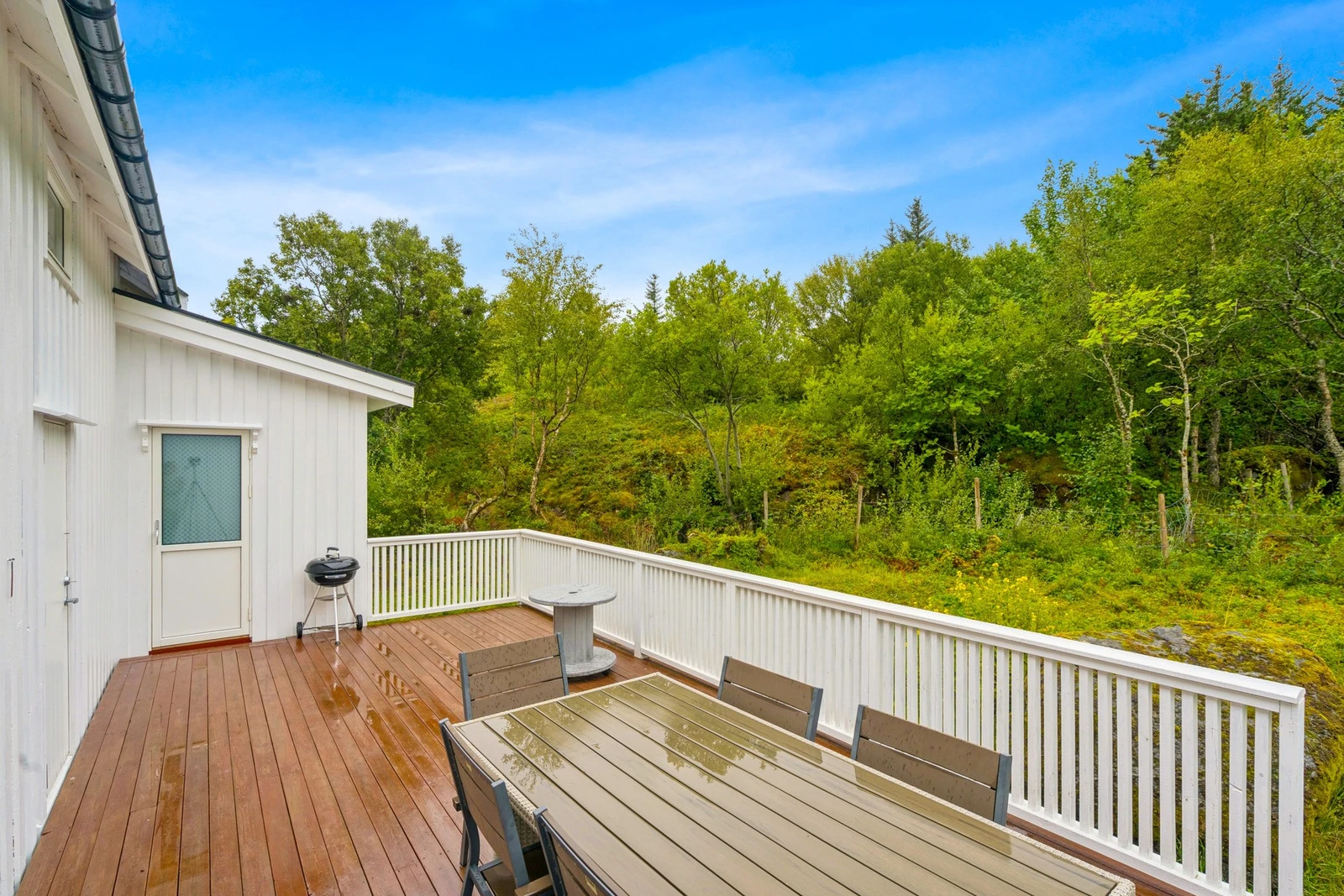 Her finner du fred og ro i naturskjønne omgivelser, omgitt av skjærgård, åpent hav og flotte turområder Galleribilde