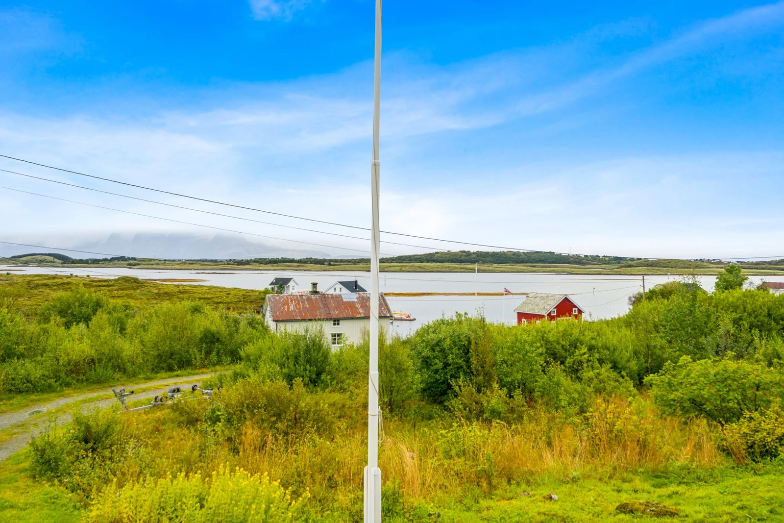 Den korte avstanden til sjøen gjør det enkelt å benytte både båt og kajakk, og området byr på fantastiske muligheter for fiske, sjøbad og turer i vakker kystnatur Galleribilde