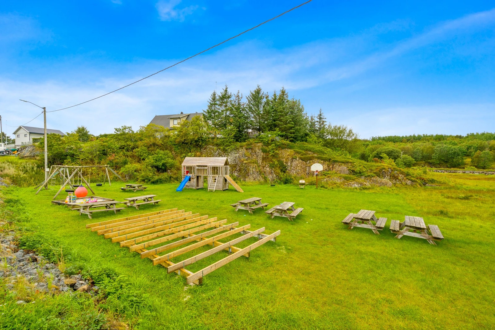 Kjørarveien er en liten og rolig vei med spredt bebyggelse, og eiendommen ligger skjermet til med svært lite trafikk Galleribilde