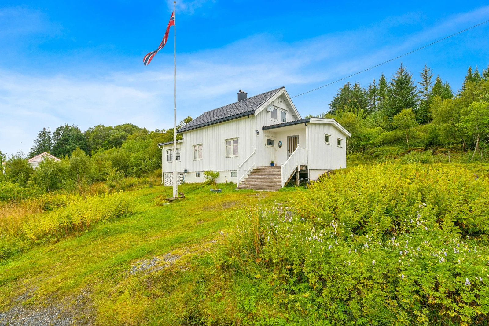 En velholdt fritidsbolig med attraktiv beliggenhet sentralt på Husvær Galleribilde