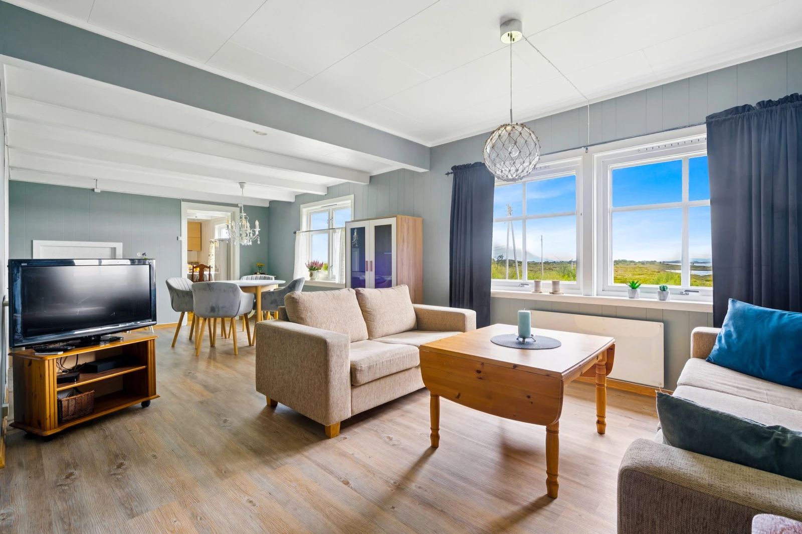 Moderne oppgradert fritidsbolig fra ca. 1950 - tidløs sjarm kombinert med dagens komfort Galleribilde