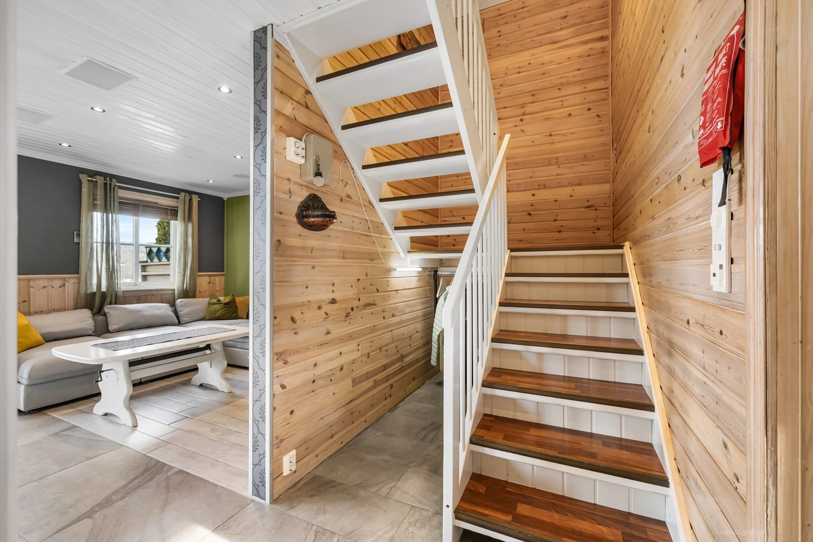 Inn fra gangen kan du enten gå til stue og kjøkkenavdeling, eller soveromsavdelingen en trapp opp.