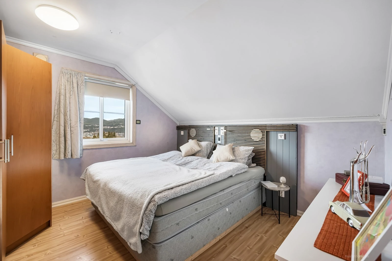 Hovedsoverommet med god plass til dobbeltseng og innebygd stereo anlegg.