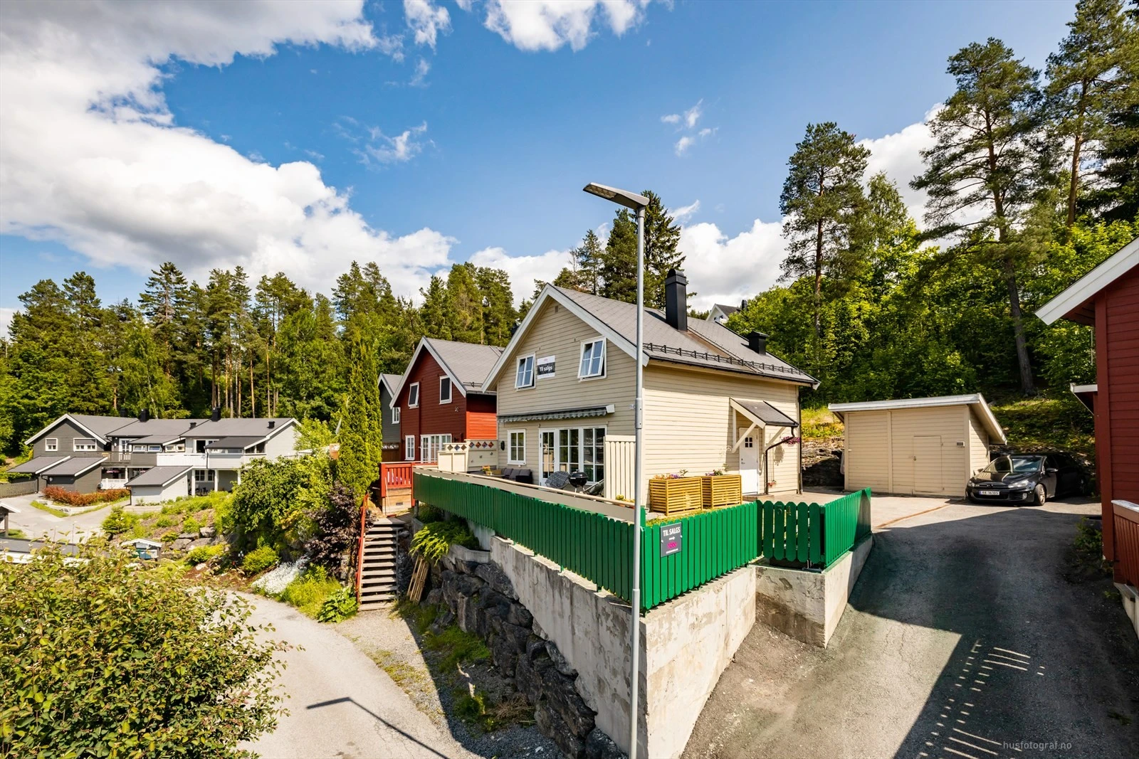 Beliggende øverst på feltet