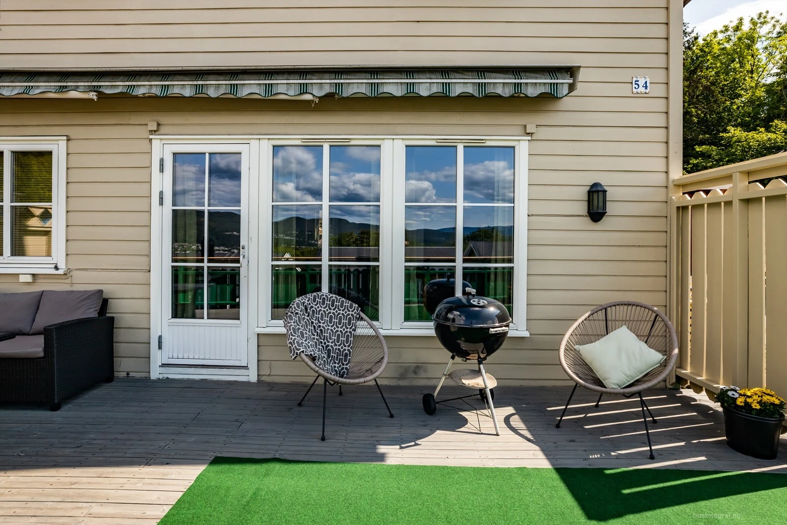 Stor terrasse med plass til sittegrupper