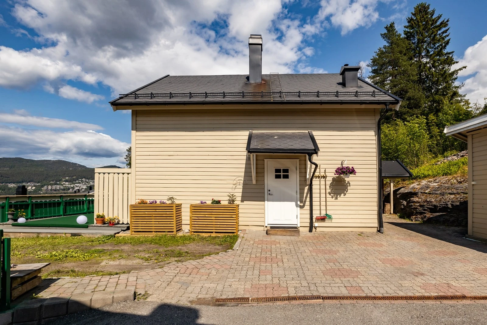 Oppkjørsel med mulighet for parkering i gårdsplassen