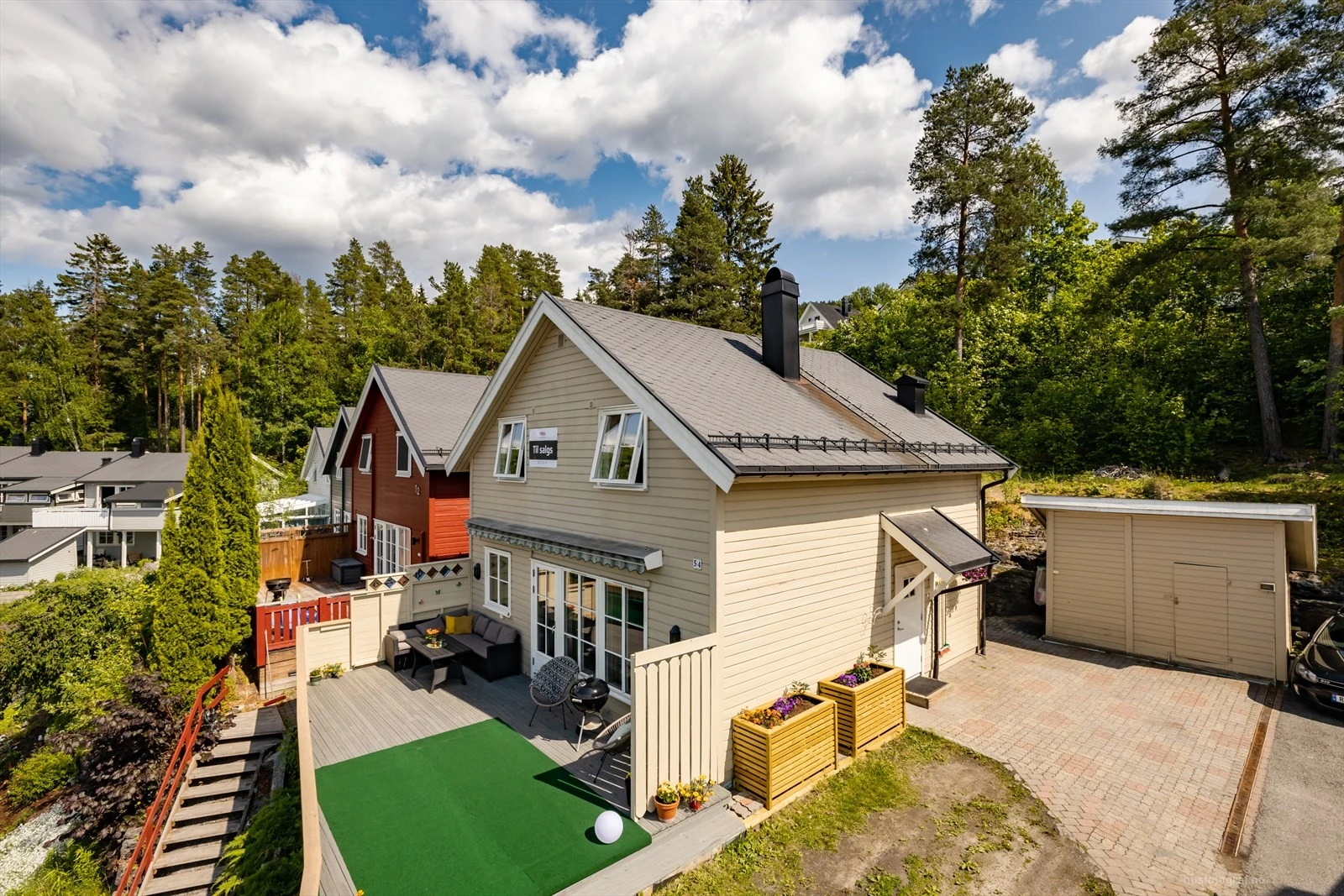 Fasade med fine uteområder