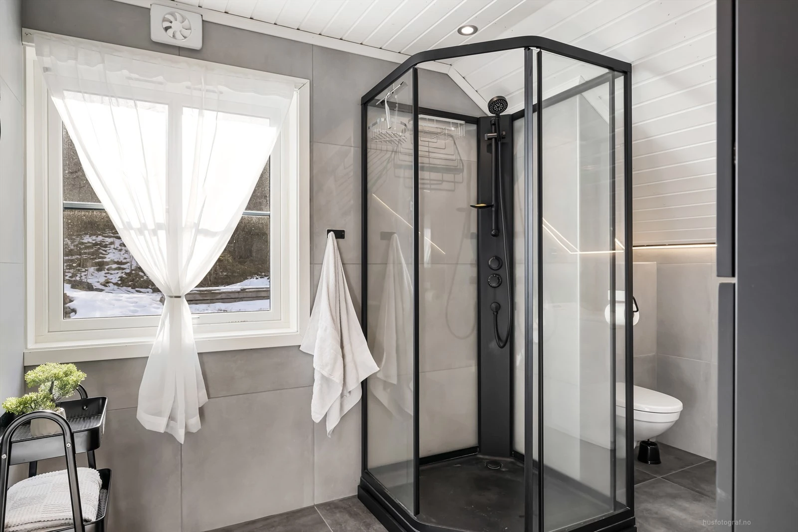 Lekkert bad med downlights i tak og varmekabler i gulv.