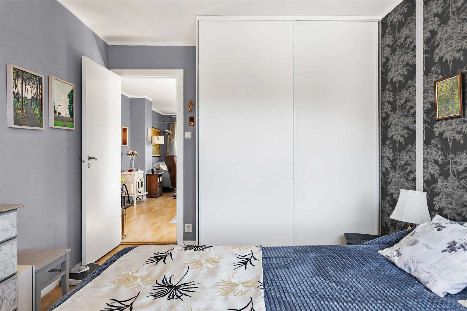 Skyvedørsgarderobe på hovedsoverommet